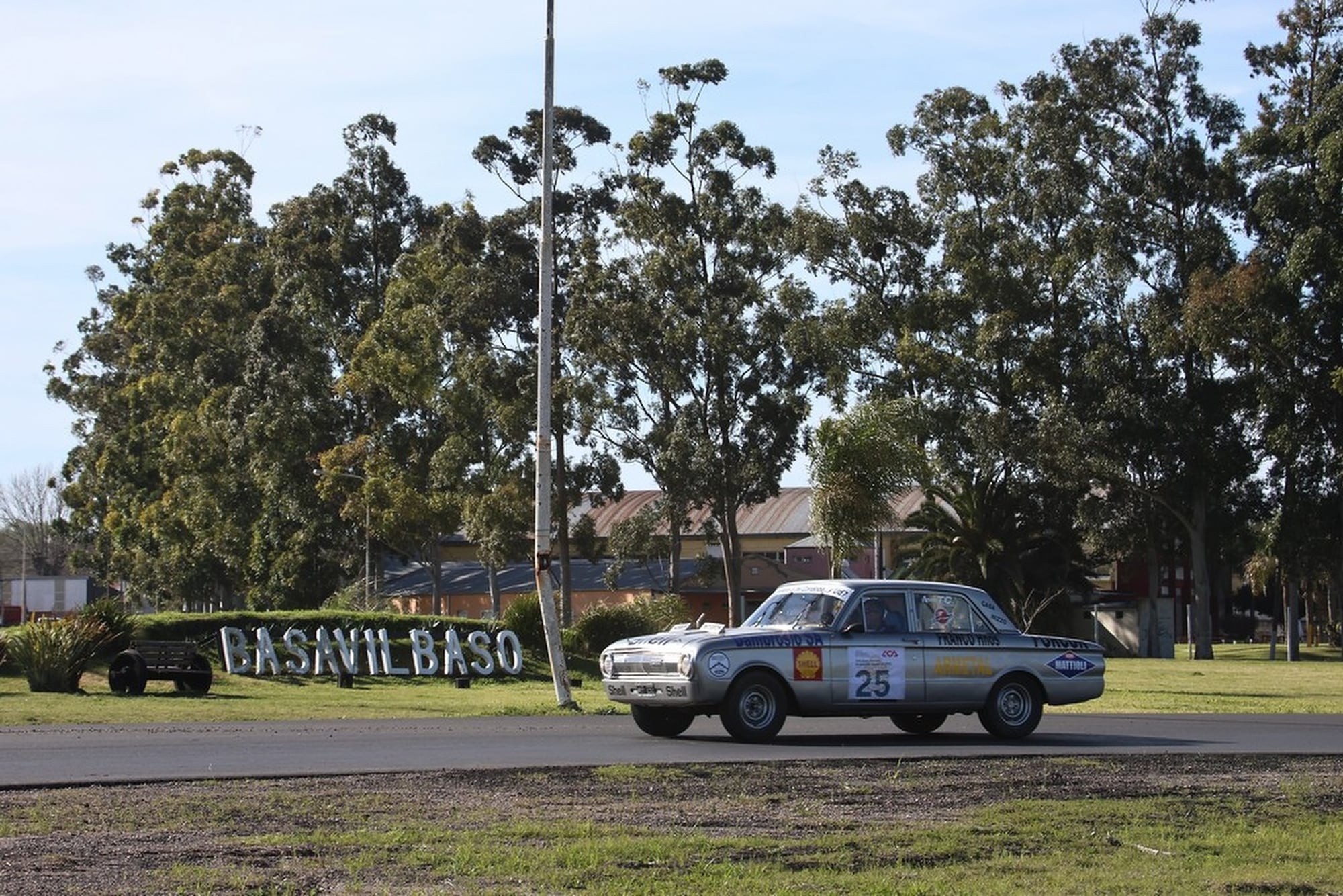 La entrerriana Basavilbaso atestiguó el tránsito de la caravana, de la que formó parte este Ford Falcon de 1971 de Guillermo Orce y Cecilia Scapuzzi.