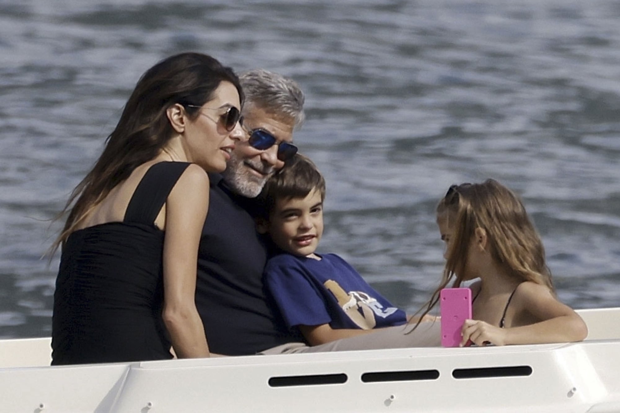 George y Amal Clooney, junto con sus hijos Ella y Alexander, en Como, en 2023