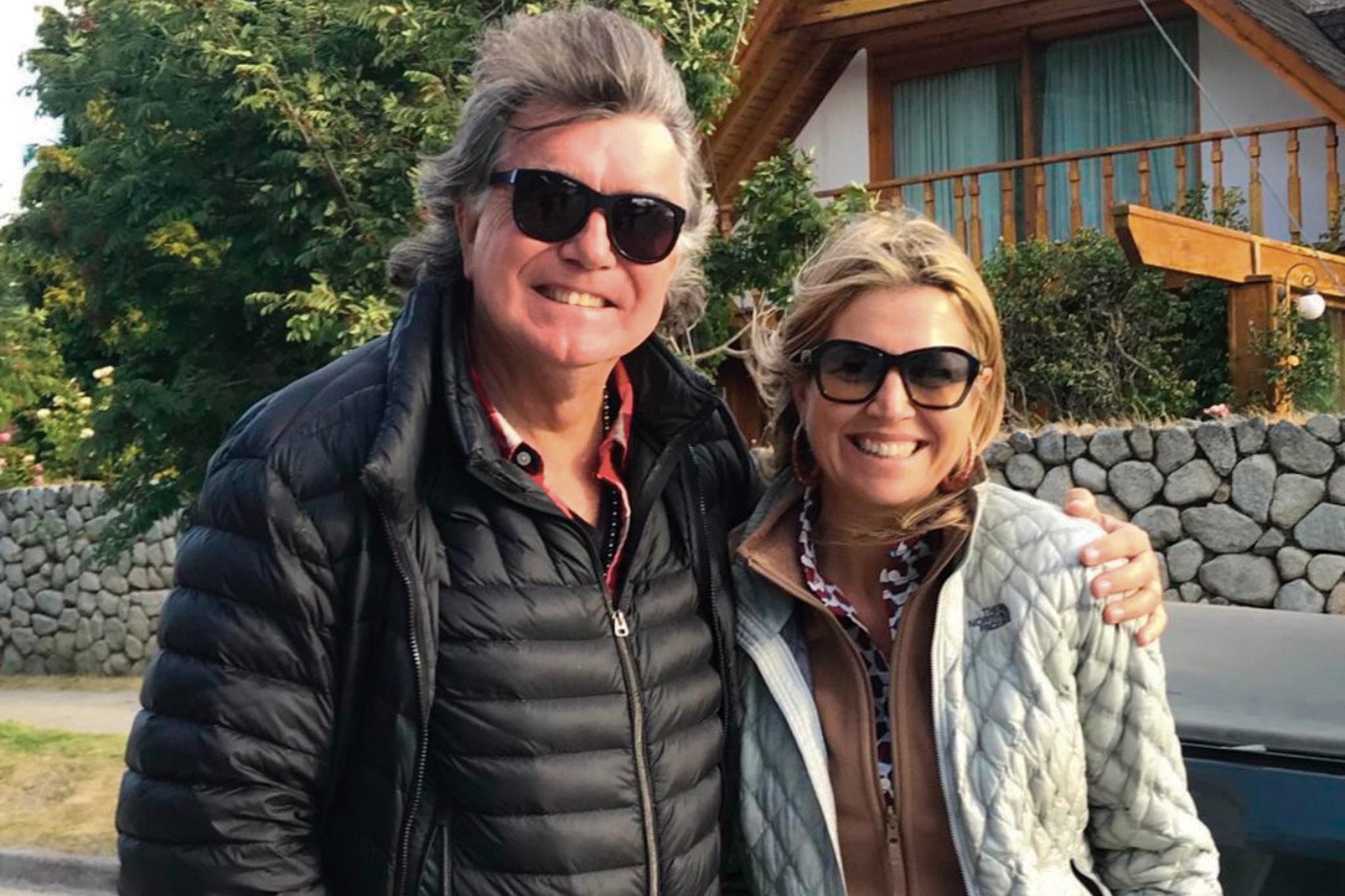 En 2020, abrazado a la reina Máxima, en Villa La Angostura