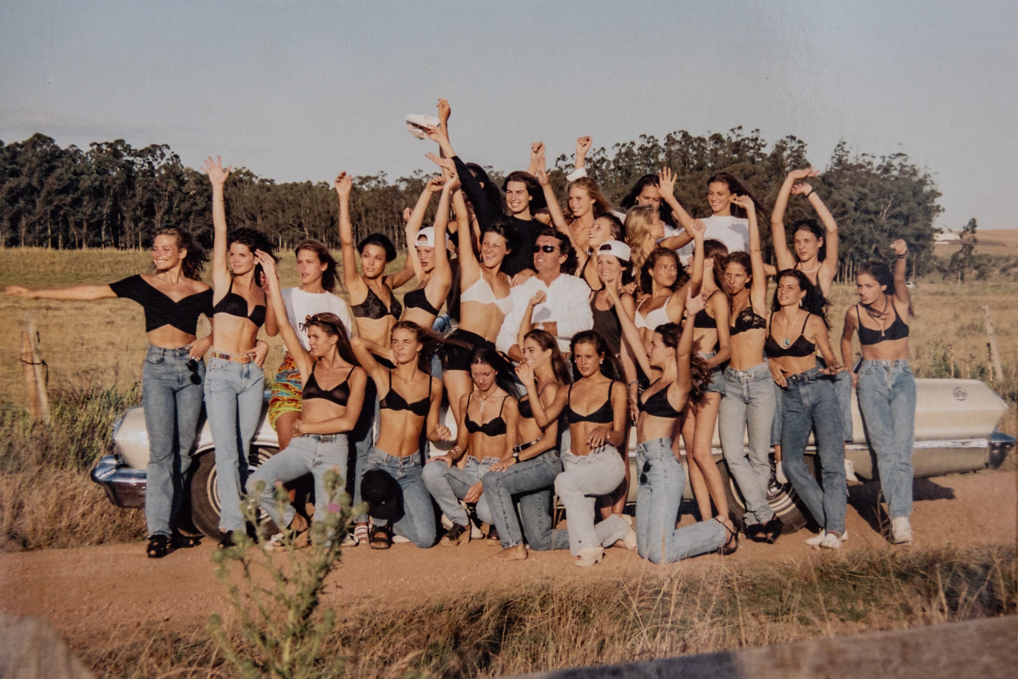 Bendito tú eres. El manager con el staff de Dotto Models en La Fontana, la chacra de la agencia en Punta del Este