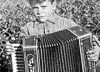 A los 92, el maestro del acordeón que hizo historia en Bahía Blanca y emociona con su música: “Fue mi refugio toda mi vida”