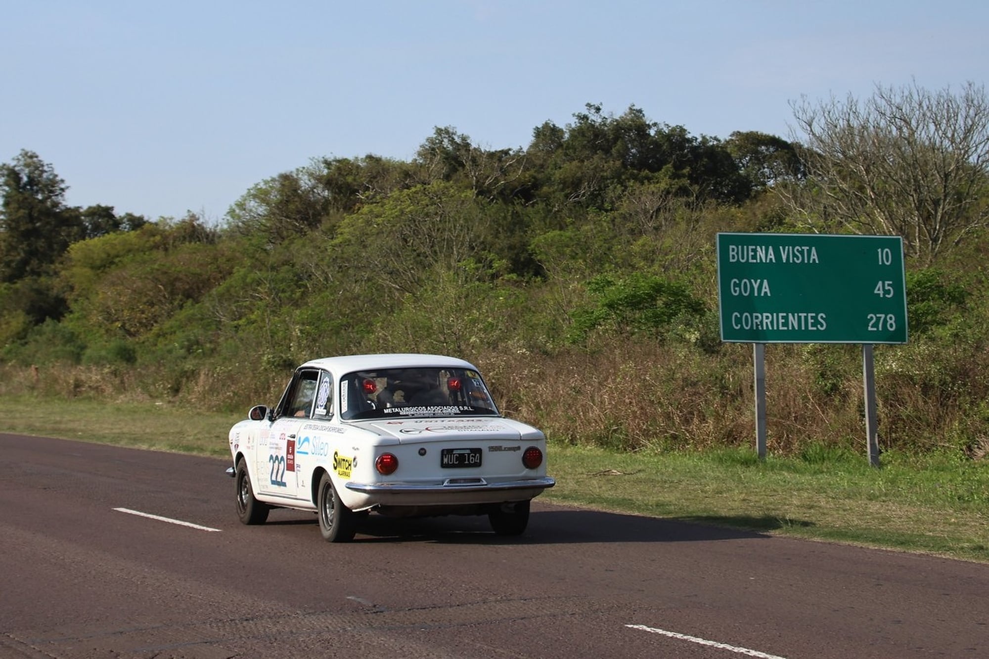 Otro FIAT, una cupé 1500, camino de Gualeguaychú a Goya en manos de Alberto Fernández con la guía del navegante Javier Borromelli.