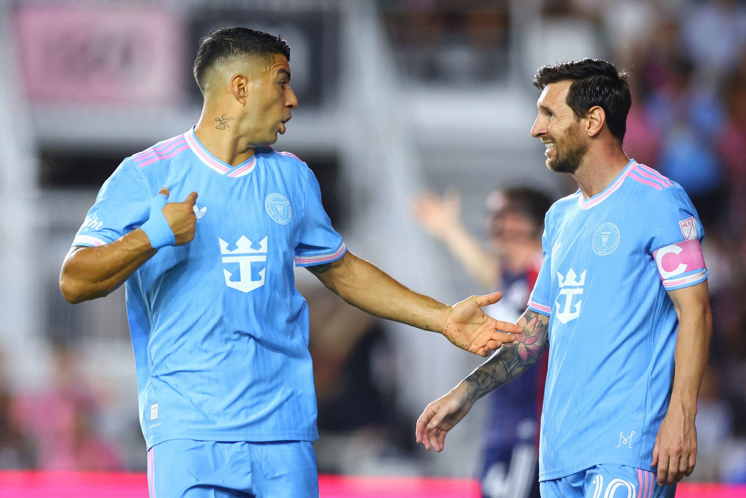 El goleador uruguayo Luis Suárez, junto a Lionel Messi