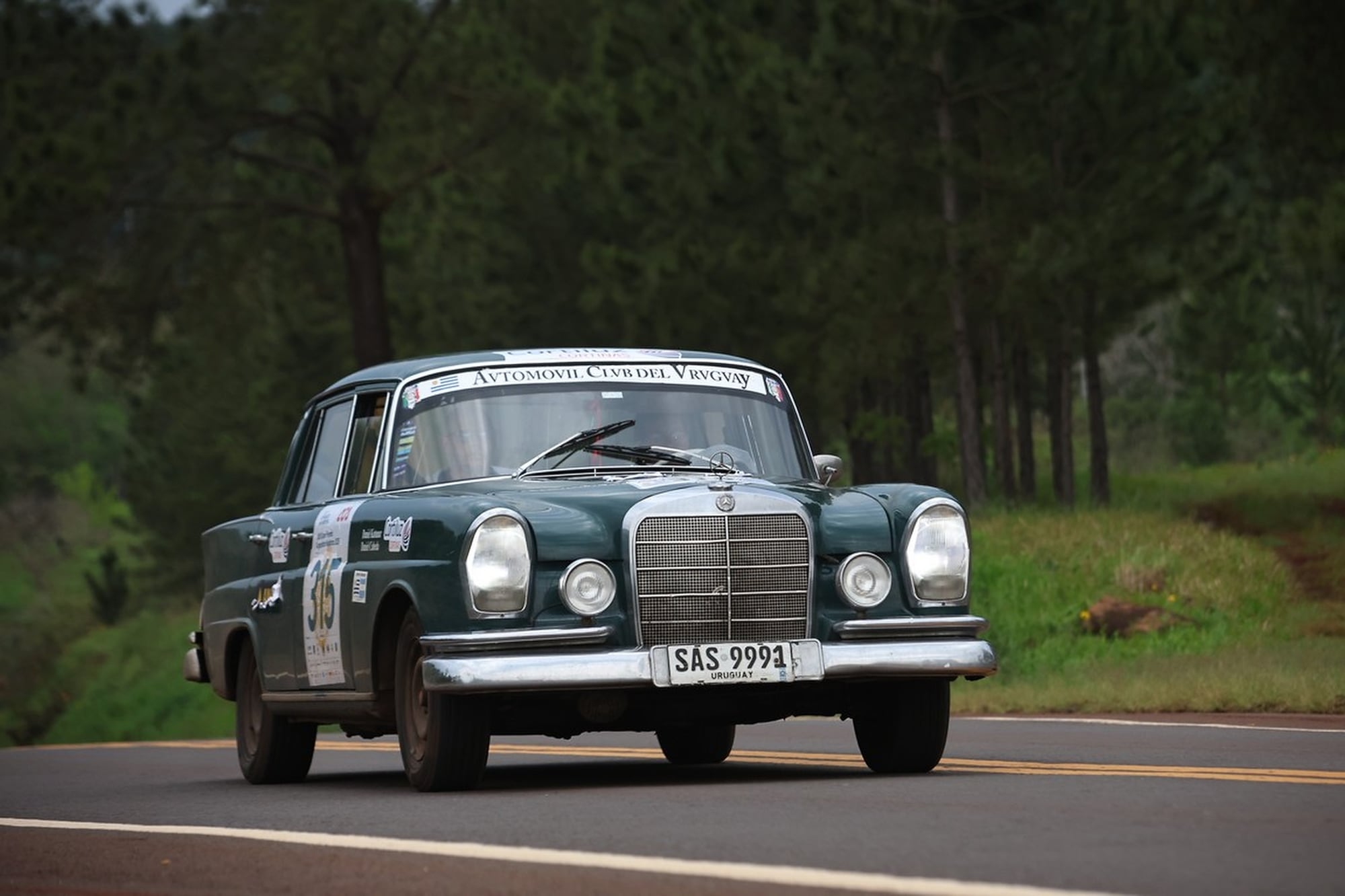 Ahora, de frente: el Mercedes-Benz de 1966 de Cabeda y Katunar es bonito tanto delante como detrás, a tono con el paisaje.