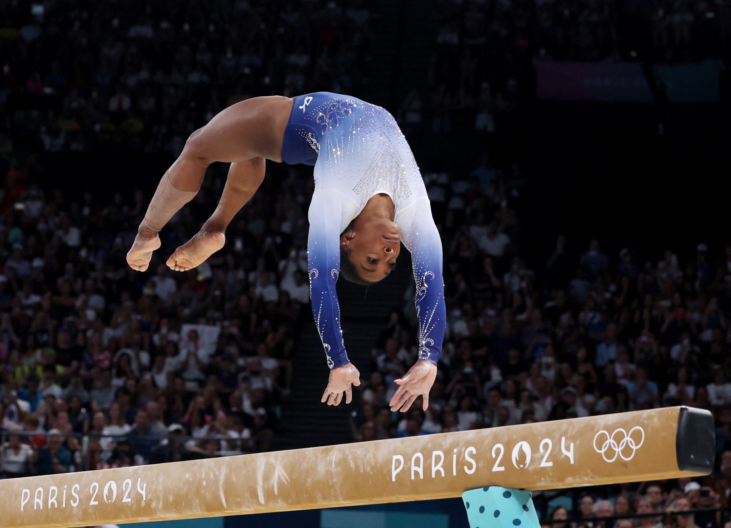 Biles es la creadora de uno de las pruebas más impresionantes de la disciplina: el doble salto “Yourchenko”, una maniobra que consiste en una voltereta sobre el trampolín y un doble salto hacia atrás, que nunca se había realizado en una competición. (REUTERS/Amanda Perobelli)