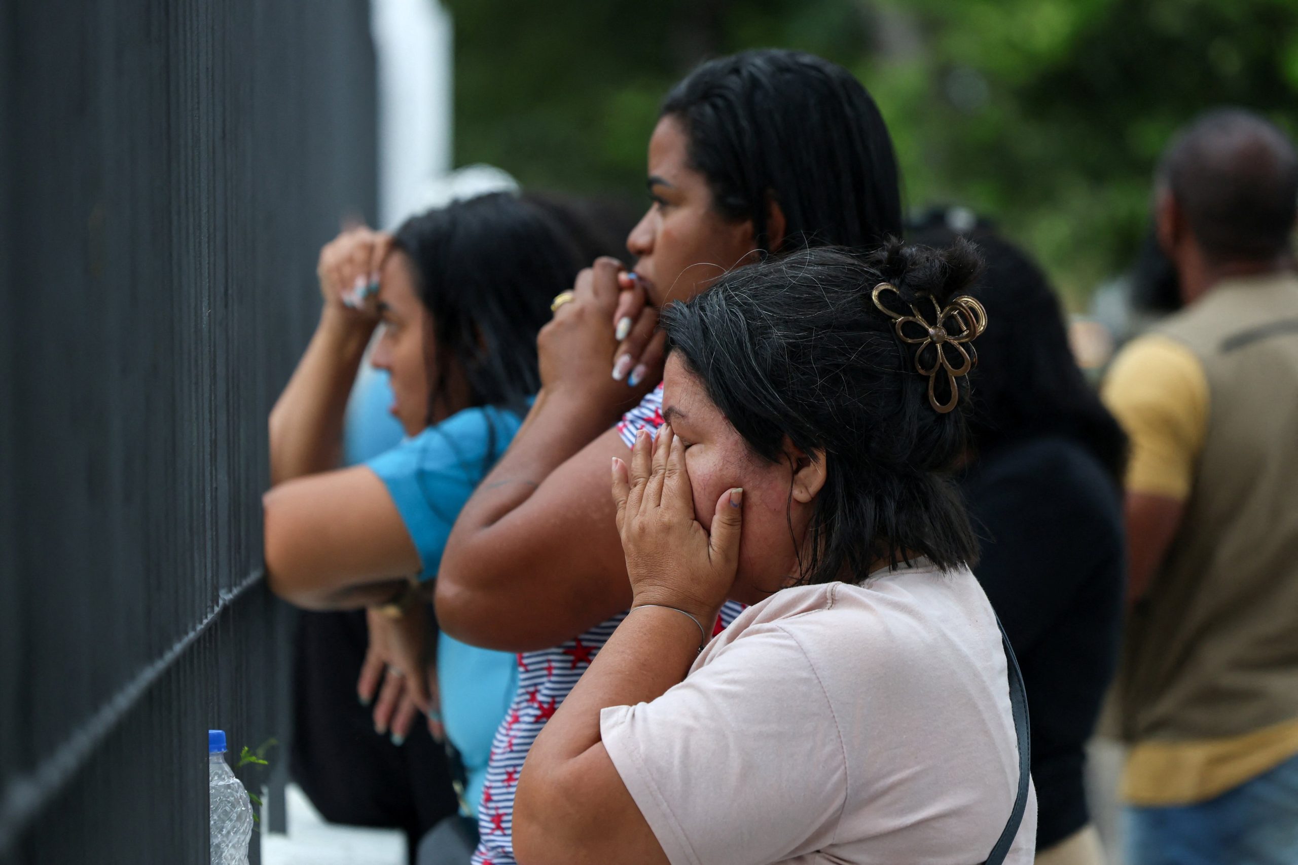 Personas se congregan afuera de una morgue, mientras esperan por la identificación de los muertos después de una operación policial contra el narcotráfico en Río de Janeiro, Brasil, el 30 de octubre de 2025. (Foto: REUTERS/Aline Massuca)