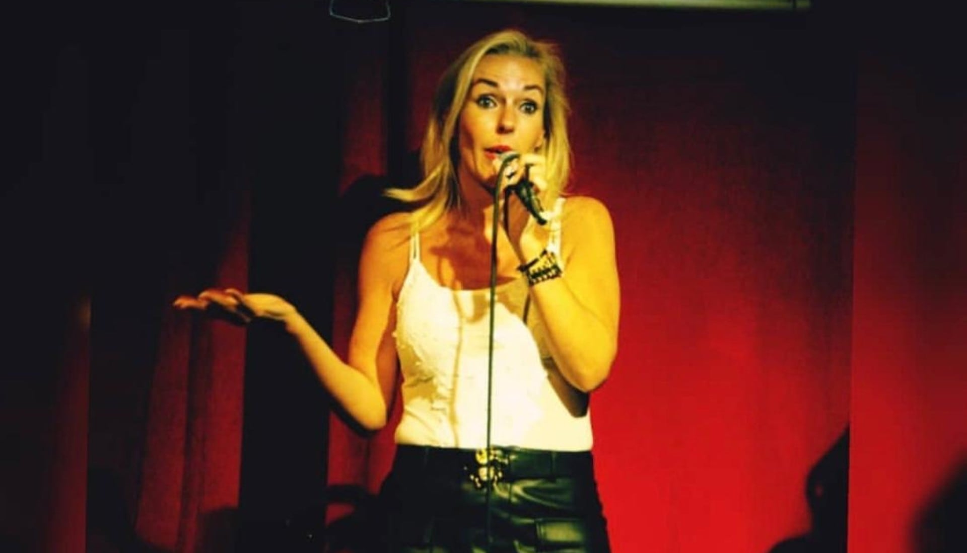 En medio de su show de stan up.