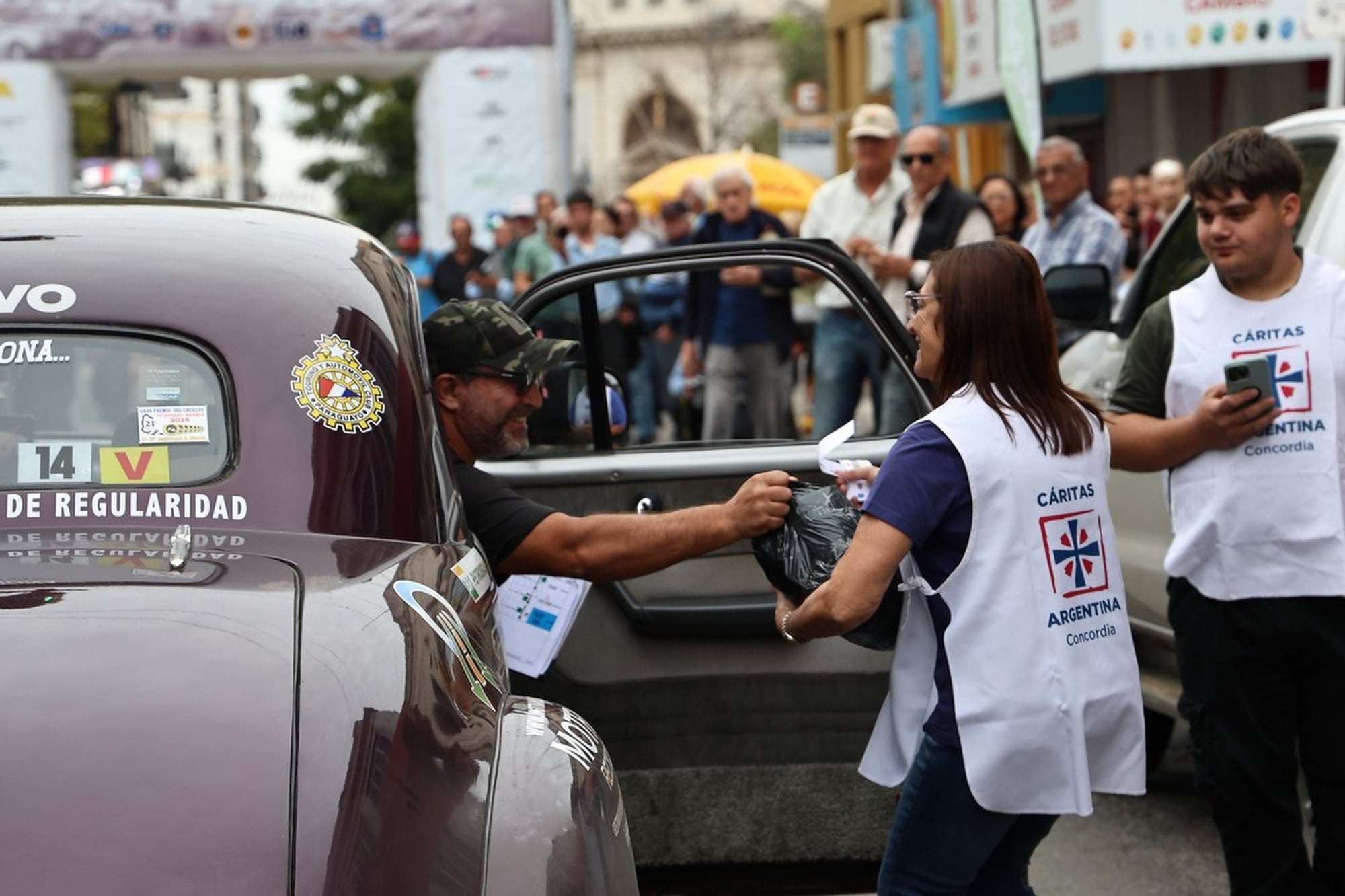 El reposo de la fiera: en la llegada a Concordia, Oscar Morán entrega los cinco kilos de alimentos a personal de la filial local de Caritas, una obligación para cada tripulación al final de cada jornada; después del gran premio, ACA dona a Caritas de Buenos Aires una cantidad equivalente a la provista por la suma de todos los participantes.