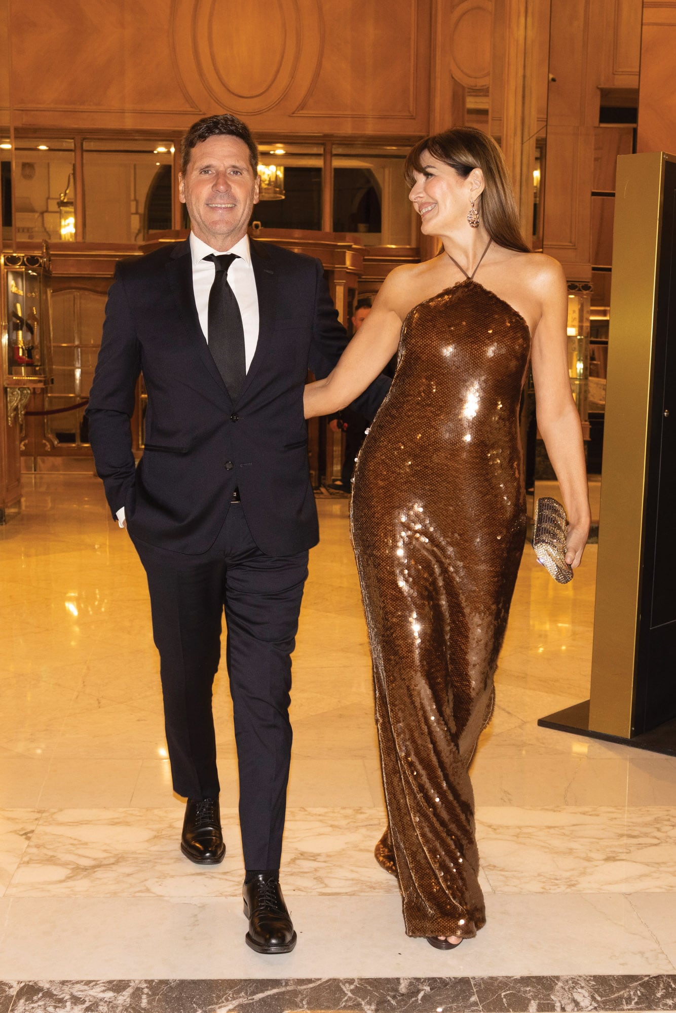 Lucas Bocchino y Andrea Frigerio (conductora de la gala junto a Guillermo Andino), con un diseño de paillettes de Ménage à Trois y joyas de Jean-Pierre 
