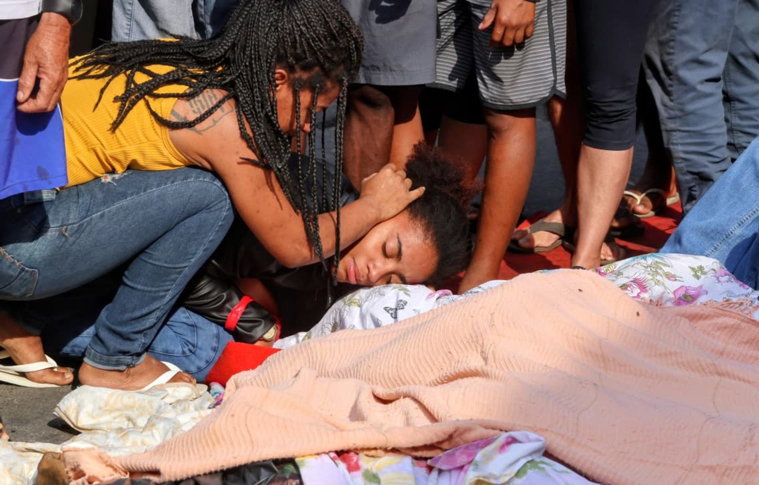 Familiares sin consuelo despiden a sus seres queridos en las calles de Río de Janeiro