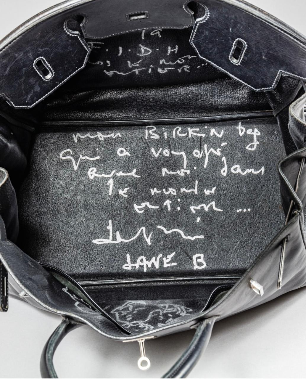 El bolso está escrito por Jane Birkin. (Foto: @sothebys)