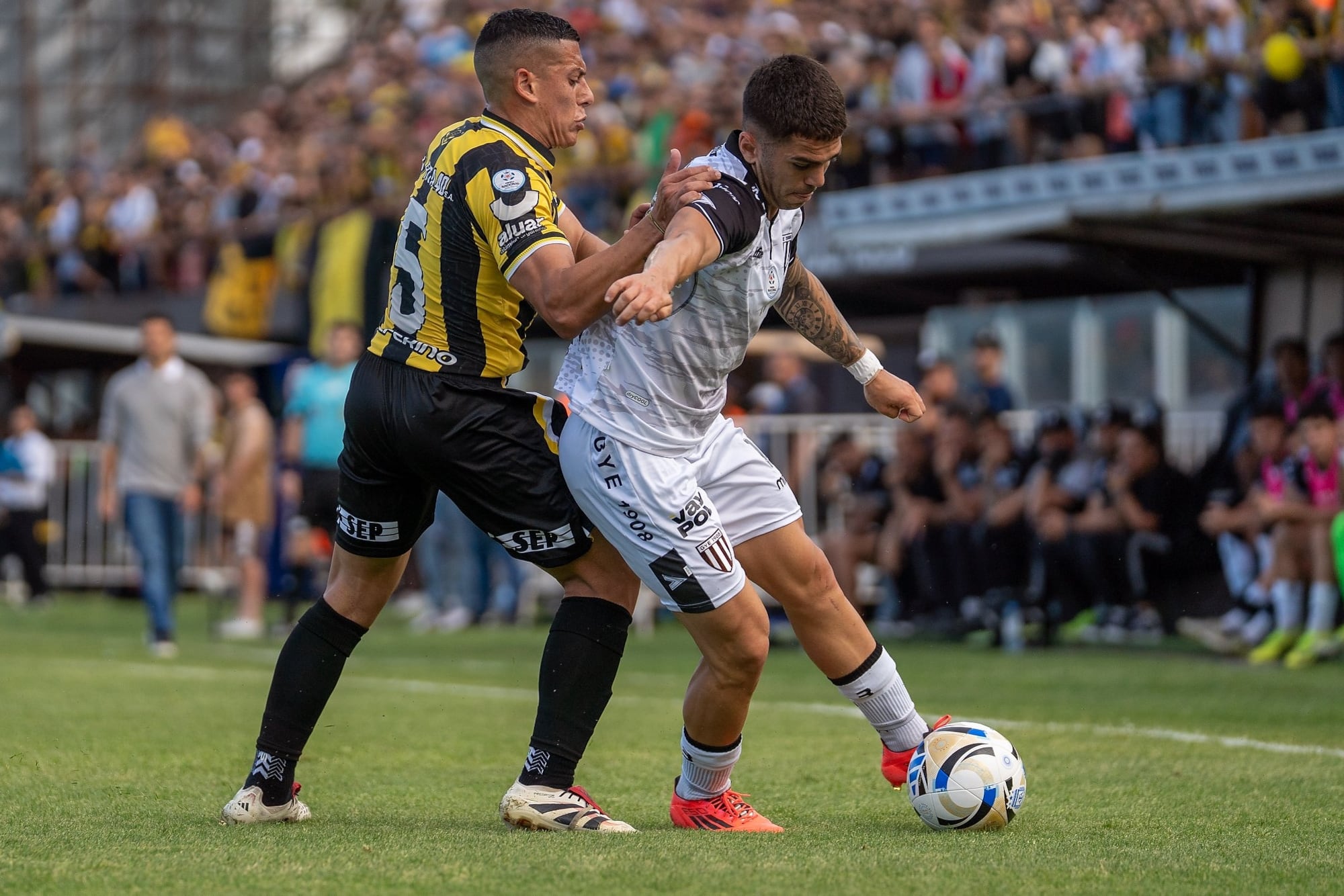 Federico Recalde, de Deportivo Madryn, marca a Nicolás Romano, de Gimnasia de Mendoza