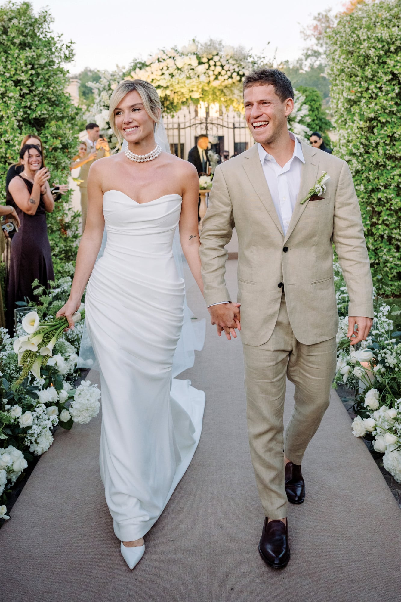 Tras dar el “sí, quiero”, Mr & Mrs Schwartzman son la imagen de la felicidad. Eugenia, con un strapless confeccionado en satén con drapeado lateral, de la firma Kyha, que complementó con zapatos Sarkany, aros Jean-Pierre y una gargantilla de perlas. Diego optó por un traje de Etiqueta Negra