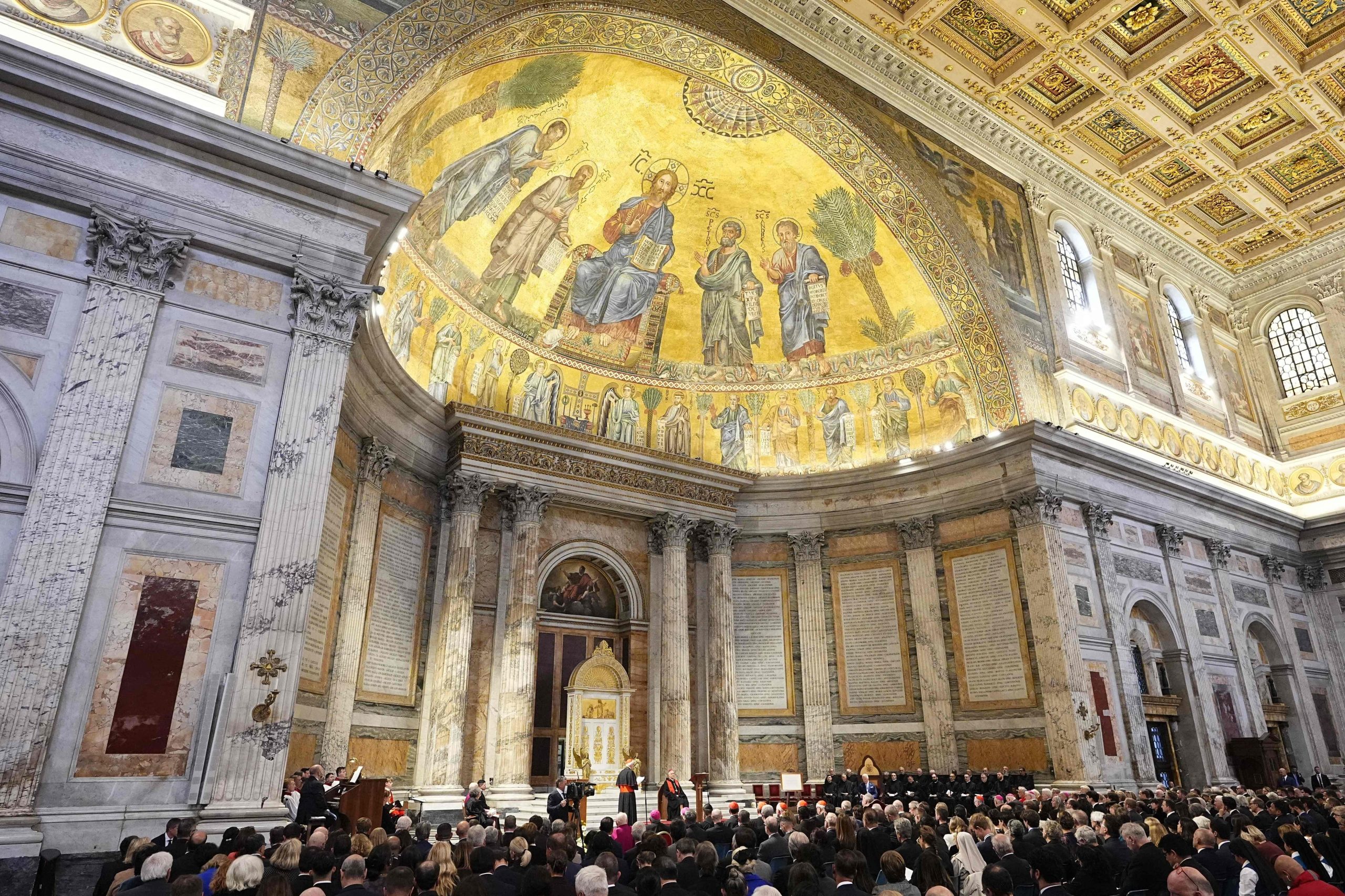El rey Carlos III se sienta en un asiento creado especialmente para él, exhibiendo su escudo de armas, regalo en honor a su nombramiento como cofrade real de la Abadía, durante su visita a la Basílica Papal y la Abadía de San Pablo Extramuros en Roma el 23 de octubre de 2025