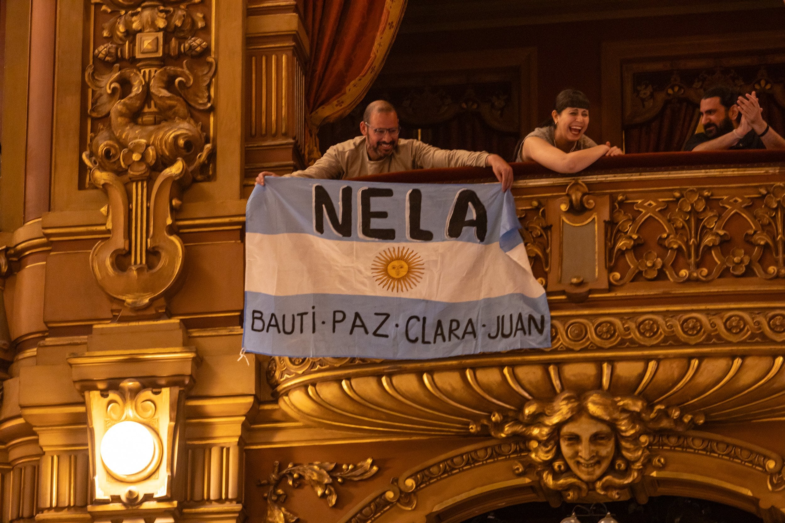 Una bandera argentina con el apodo de la bailarina flameaba anoche desde un palco alto durante los saludos en el interior de la sala del Colón