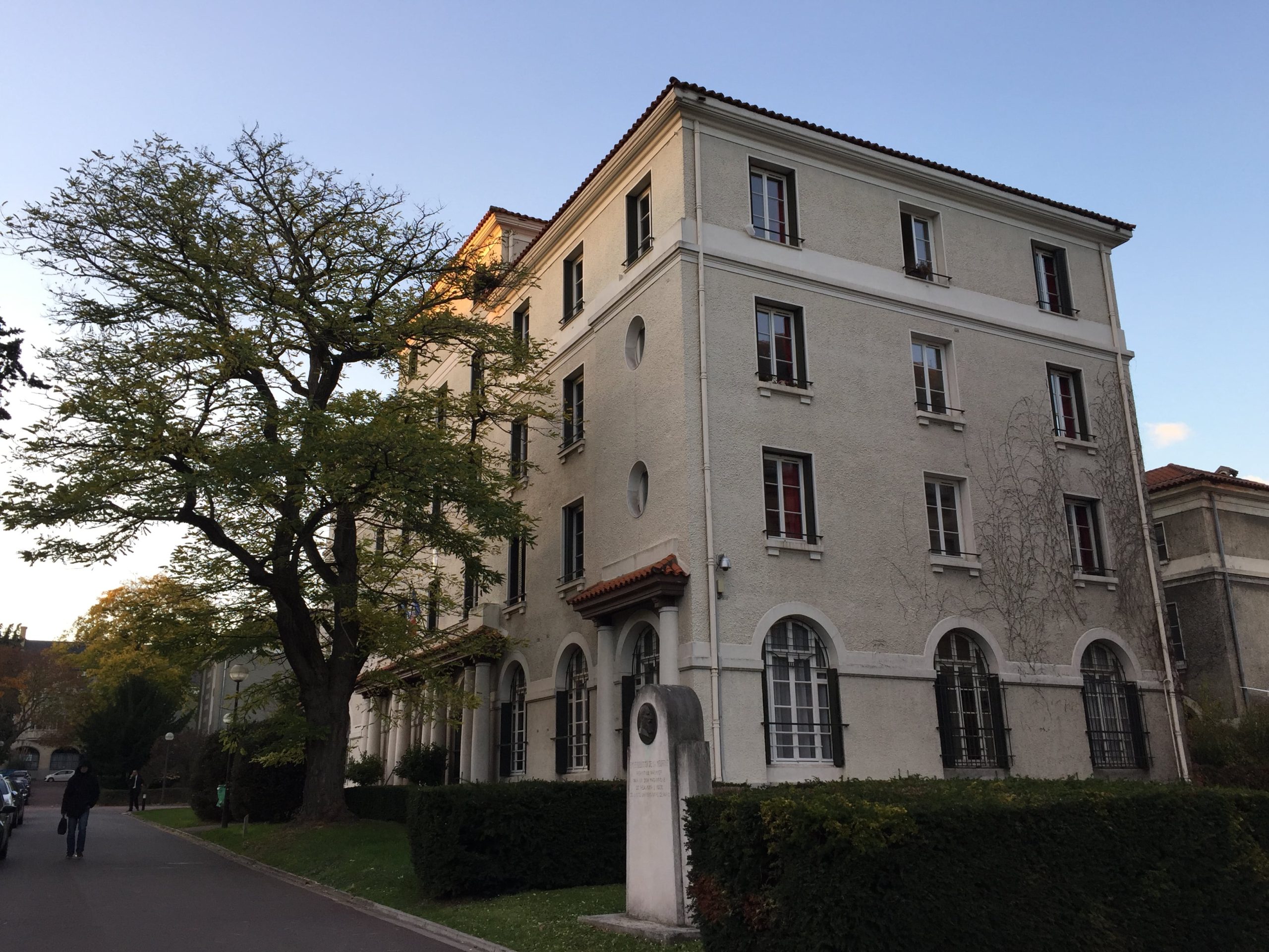 Además de sede de actividades culturales, la casa fue saqueada por las tropas nazis, se transformó en enfermería del ejército estadounidense en 1944, y en Mayo de 1968 fue ocupada, y luego clausurada
