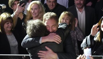 Milei intenta sostener el voto duro libertario y sale a polarizar con CFK en el tramo final de la campaña