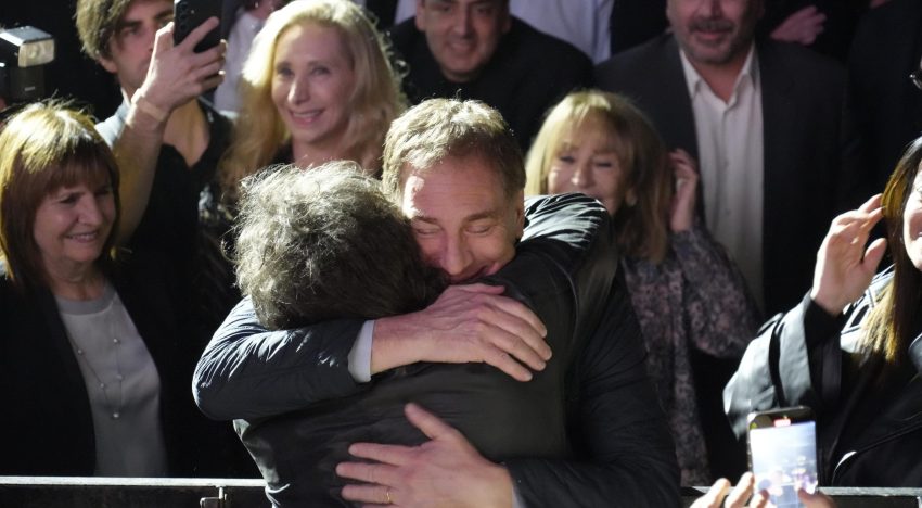 Milei intenta sostener el voto duro libertario y sale a polarizar con CFK en el tramo final de la campaña