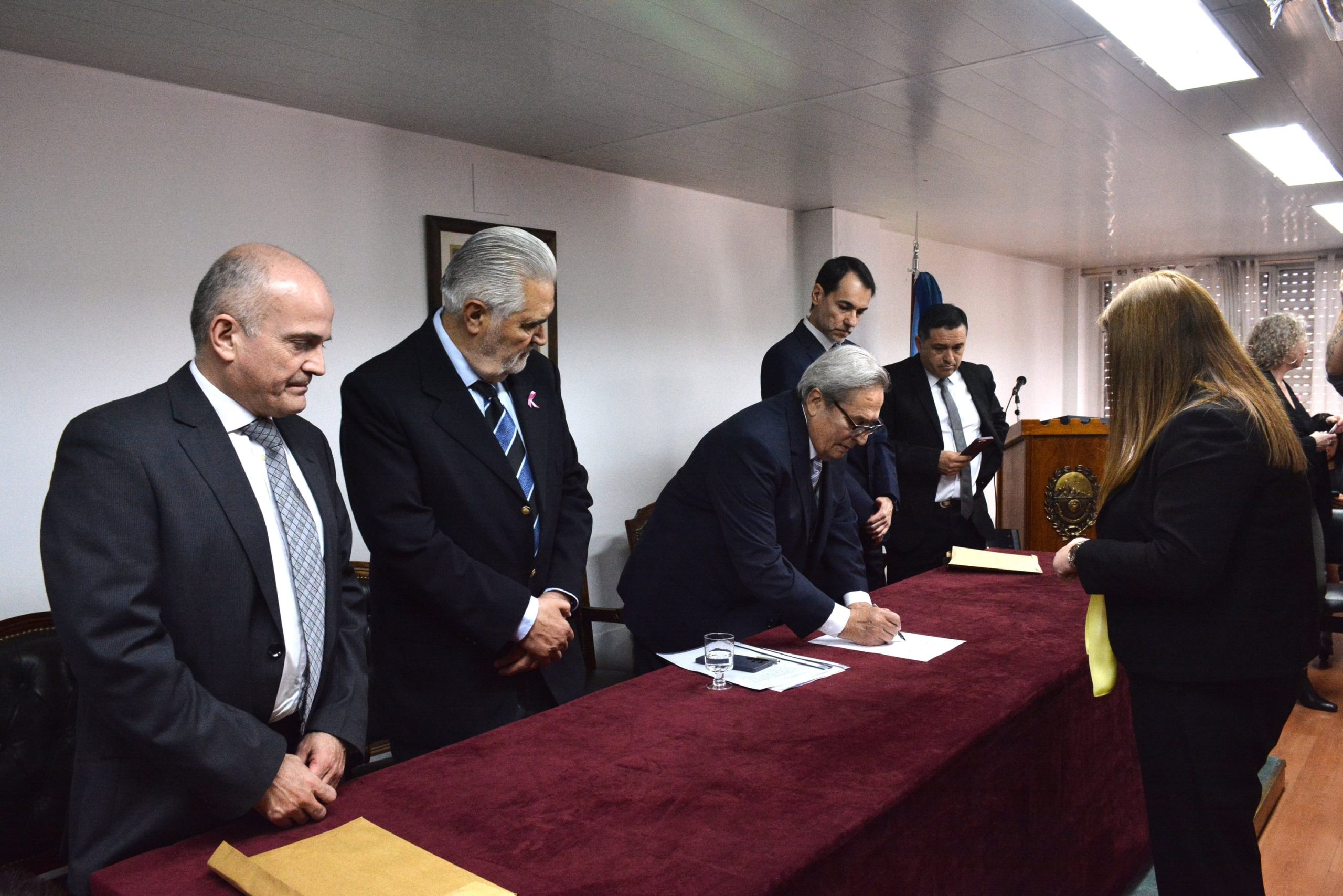 Los vocales José González Nora, Sergio Acevedo, Daniel Mariani (presidente), Juan De la Vega y Gabriel Contreras, durante la última asunción de vocales en el Tribunal Superior de Justicia de Santa Cruz