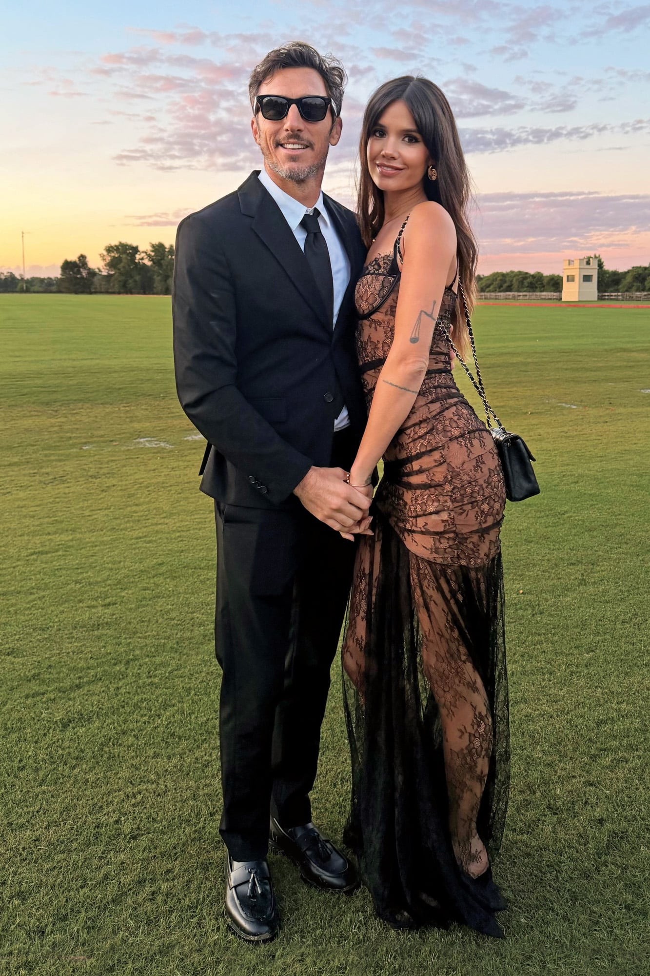 Pico Mónaco y su mujer Diana, espléndida con transparencias y cartera Chanel