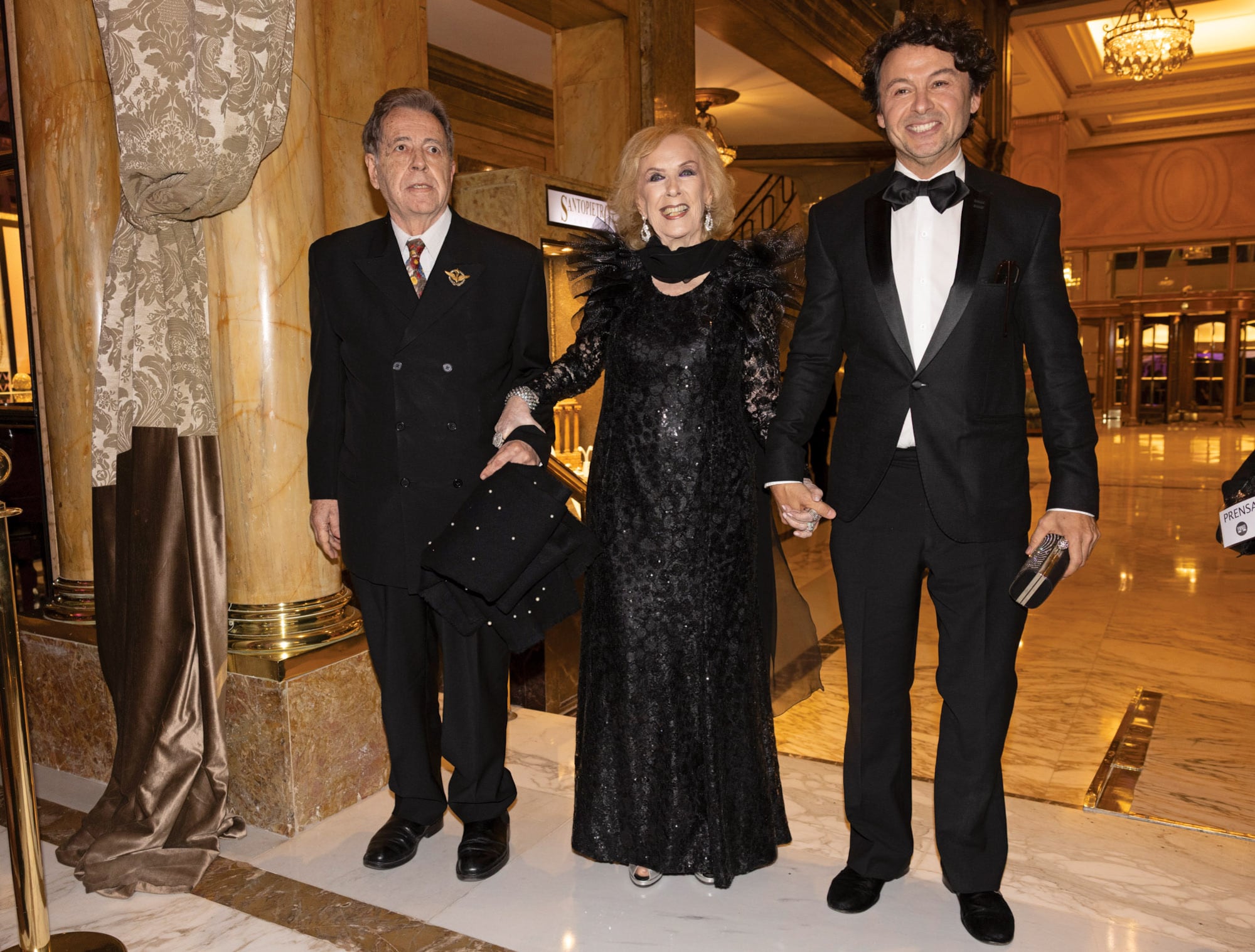 La entrada triunfal de Mirtha Legrand al Alvear Palace Hotel escoltada por su amigo Héctor Vidal Rivas y el relacionista público Wally Diamante