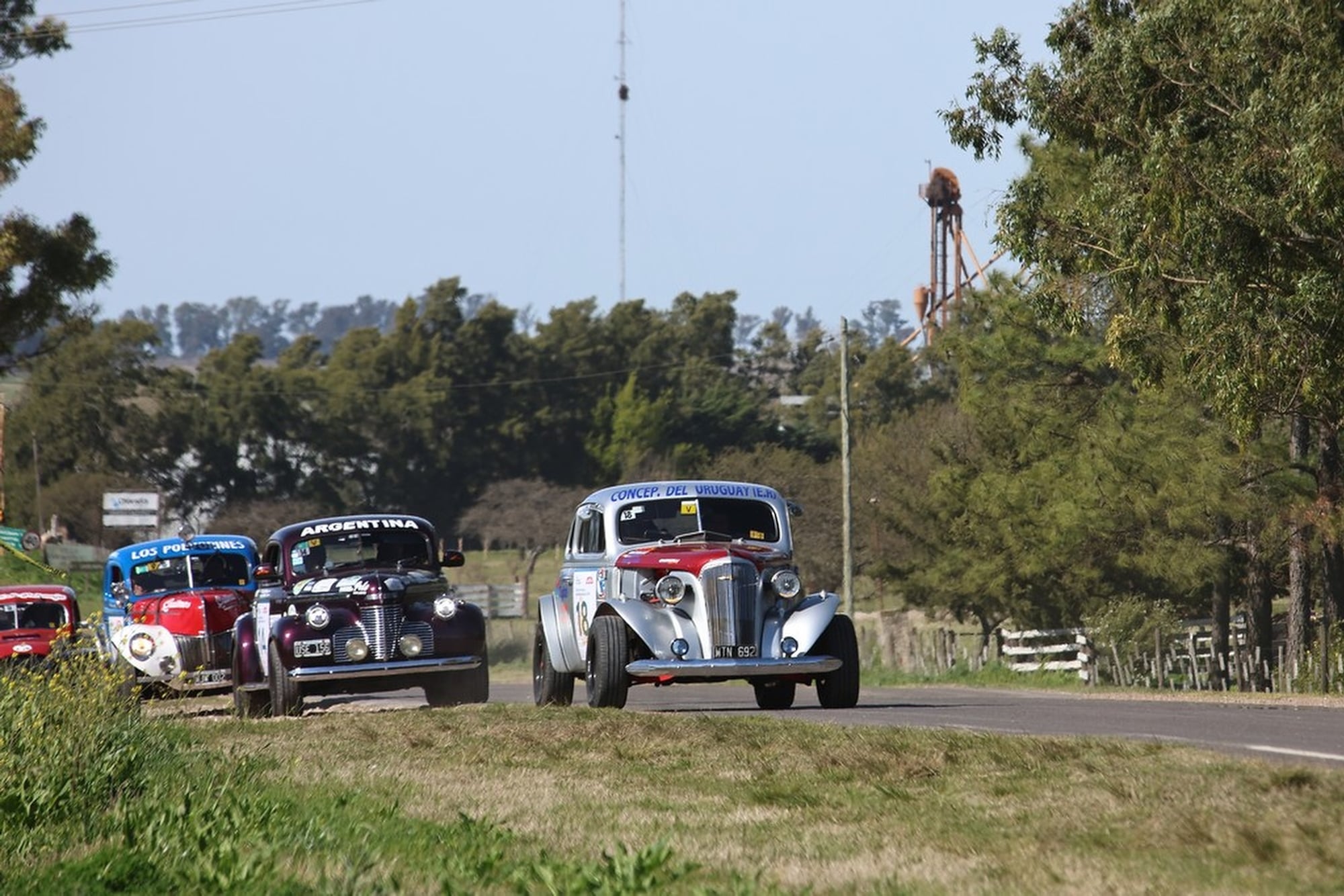 Y acá vienen los más viejitos del parque del gran premio, añosos pero resistentes: siete de los ocho autos de las décadas de los treintas y los cuarentas arribaron a la meta final, en Santa Fe.