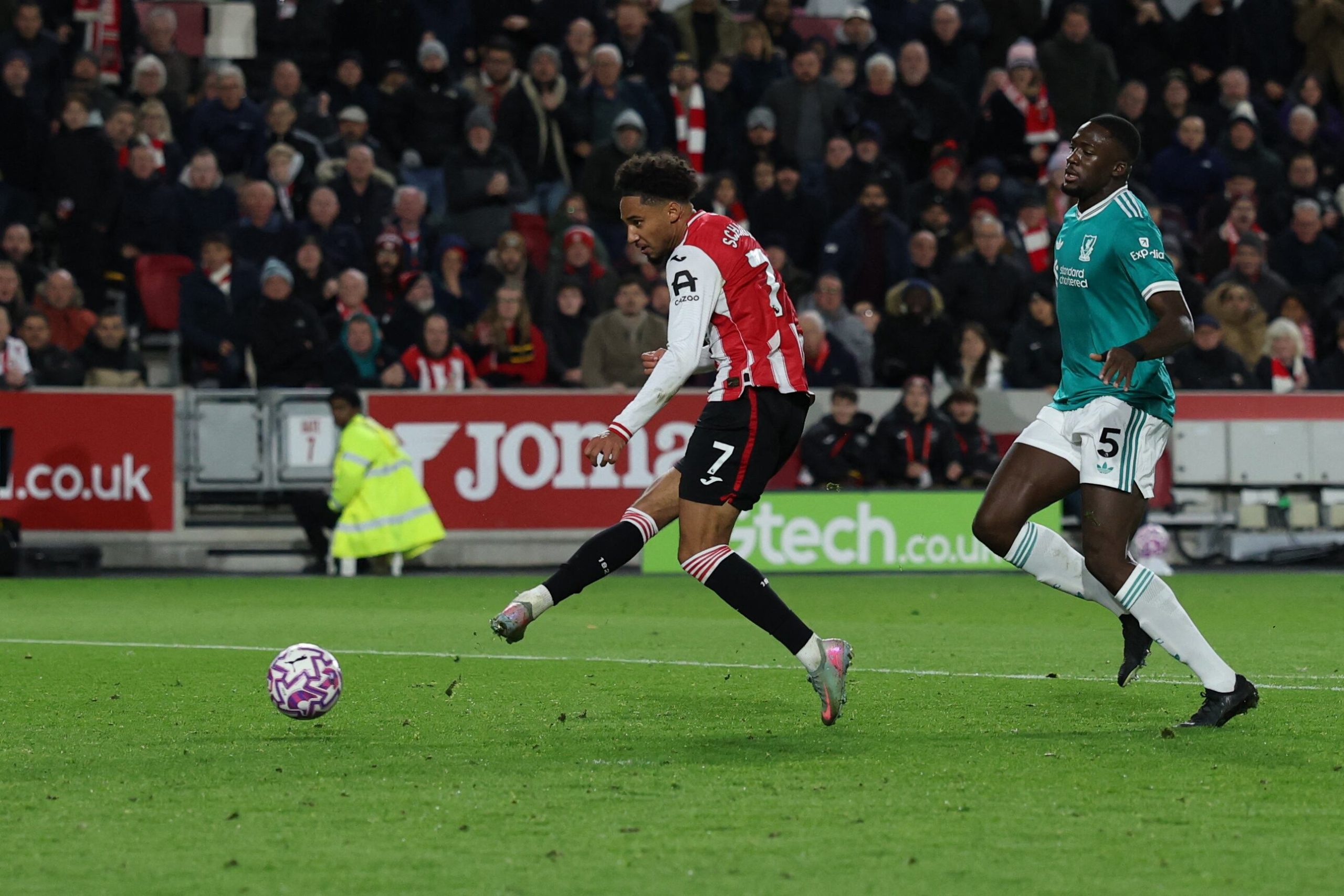 Brentford vs Liverpool por la fecha 9 de la Premier League del 2025.