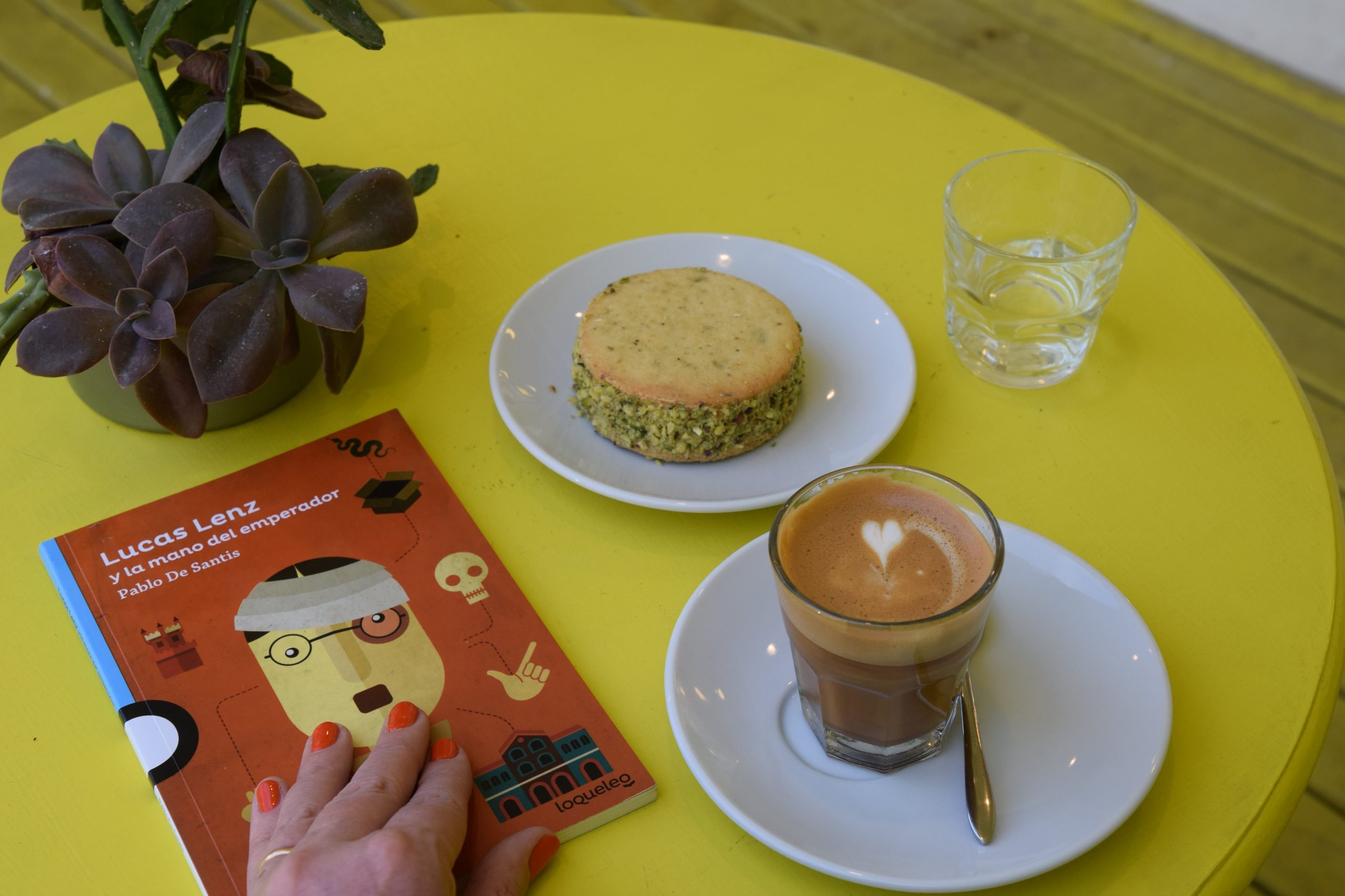 Café de especialidad y alfajor de chocolate blanco y pistacho