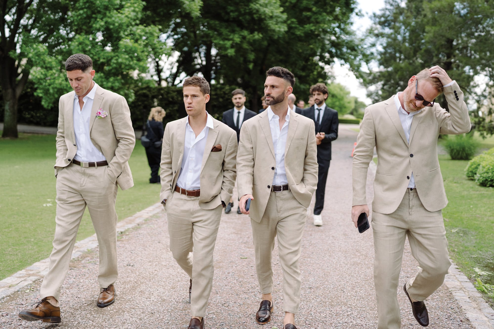 Los best men, todos vestidos por Etiqueta Negra, acompañan a Diego. De izquierda a derecha: Mauro de Martino, hermano de Eugenia, el Peque y sus hermanos, Matías y Andrés