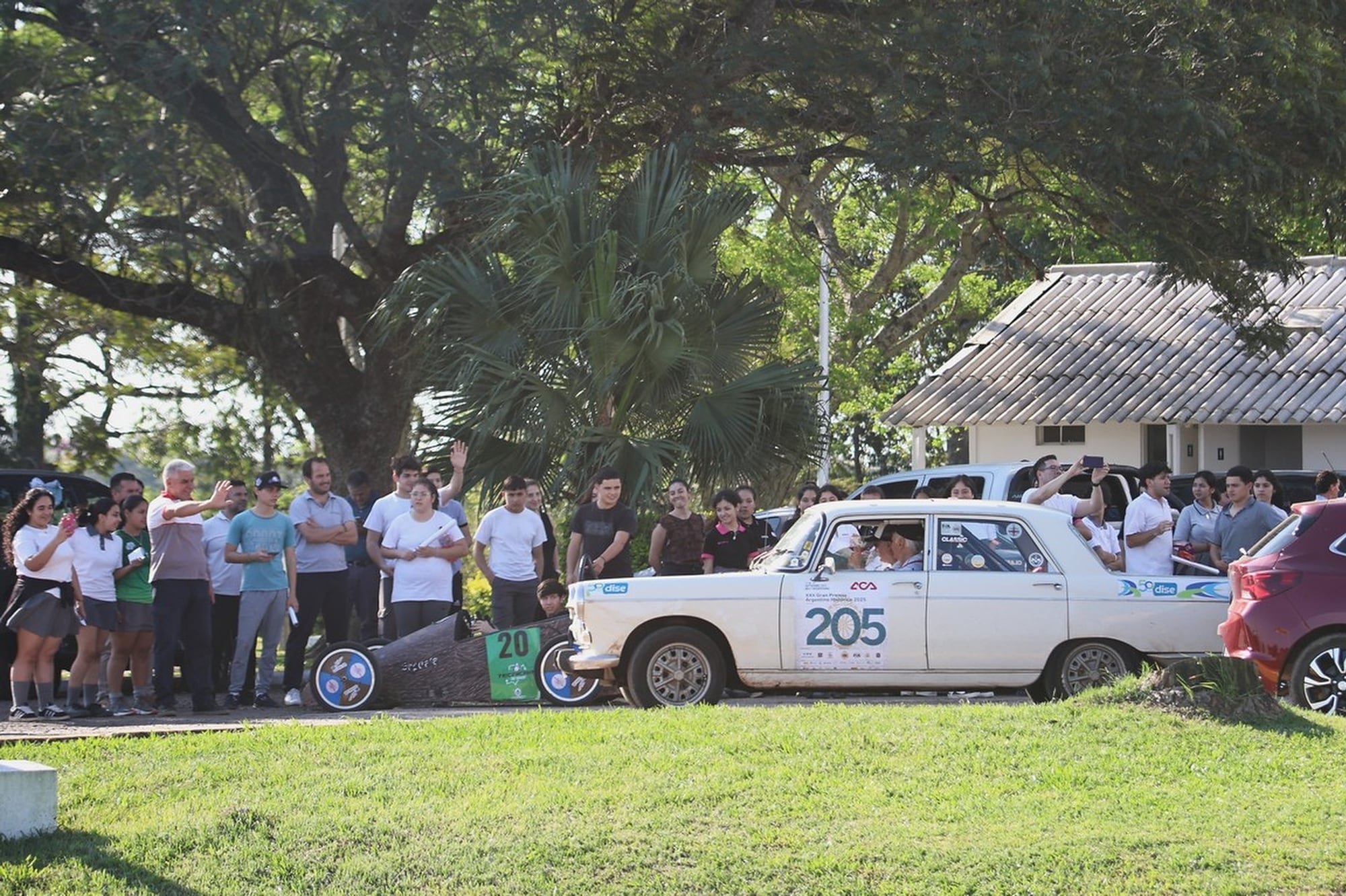 En Corrientes, una situación típica del gran premio: alumnos de un colegio se congregan para ver pasar y fotografiar a las reliquias móviles.