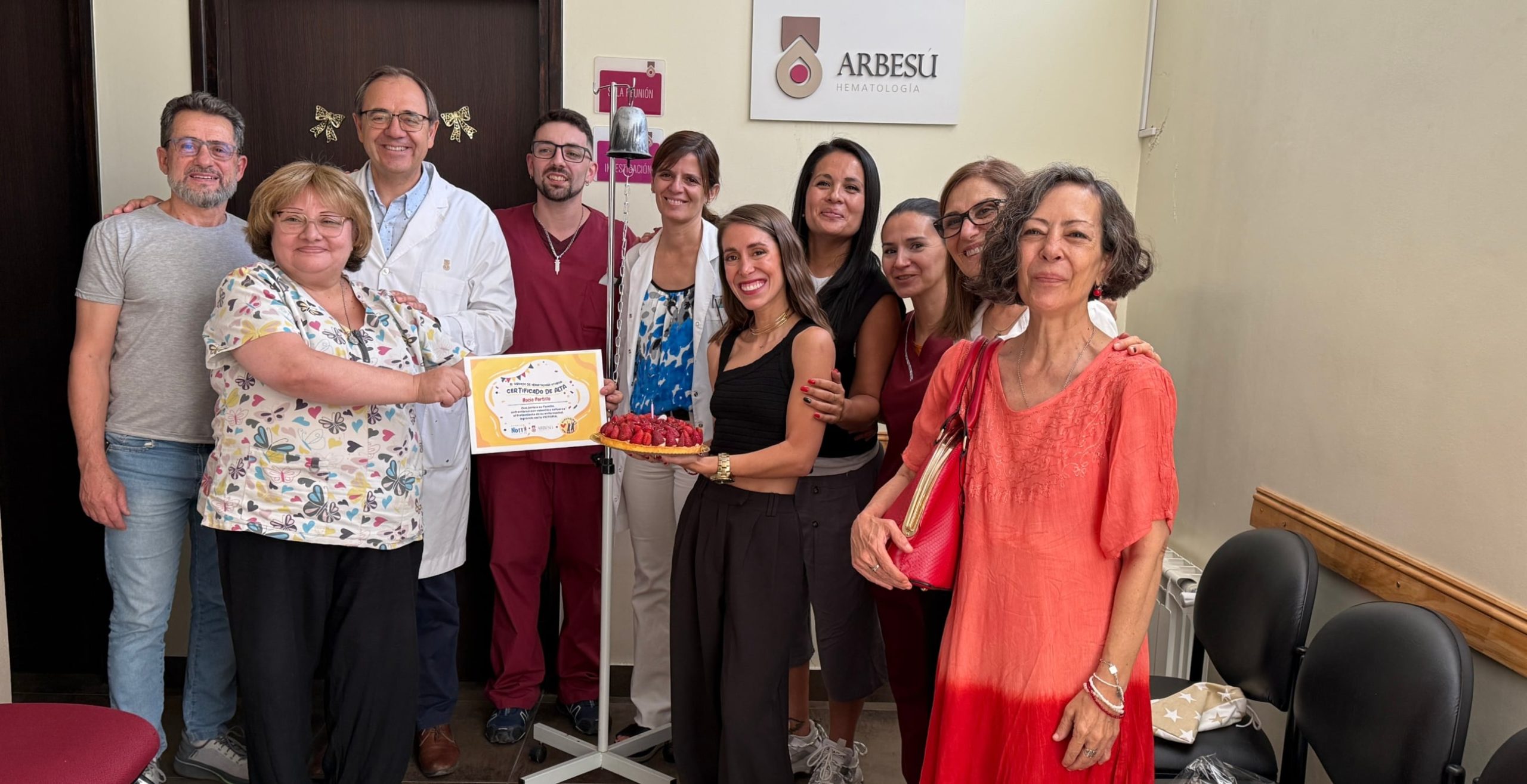 El día que recibió el alta, rodeada del cariño de su familia y médicos.