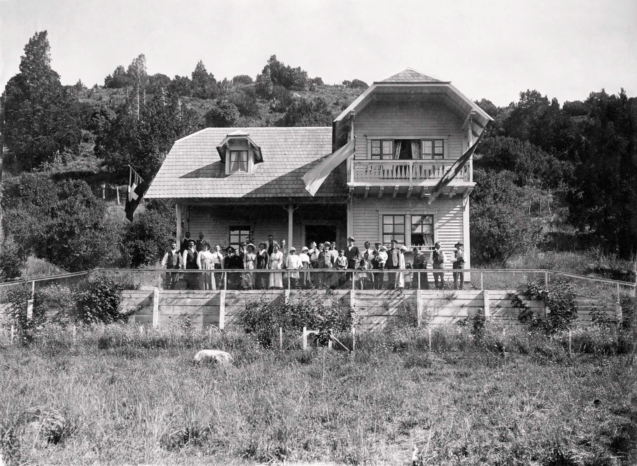 Miembros de la colectividad suiza en Los Cipreses, el chalet de Emilio Frey que fue reciclado recientemente por la marca “Patagonia”. ca 1918