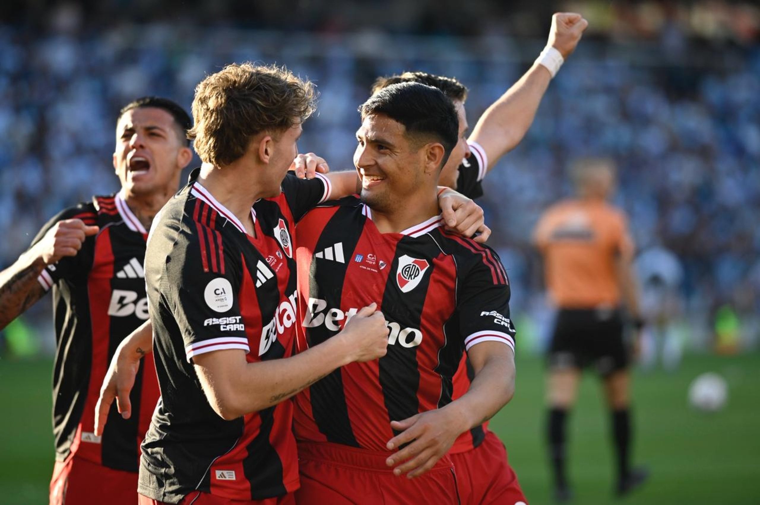 Facundo Colidio asistió a Maximiliano Salas y el artillero marcó el gol de la victoria de River; el artillero no dudó en apuntarle al presidente Diego Milito por su salida de Racing