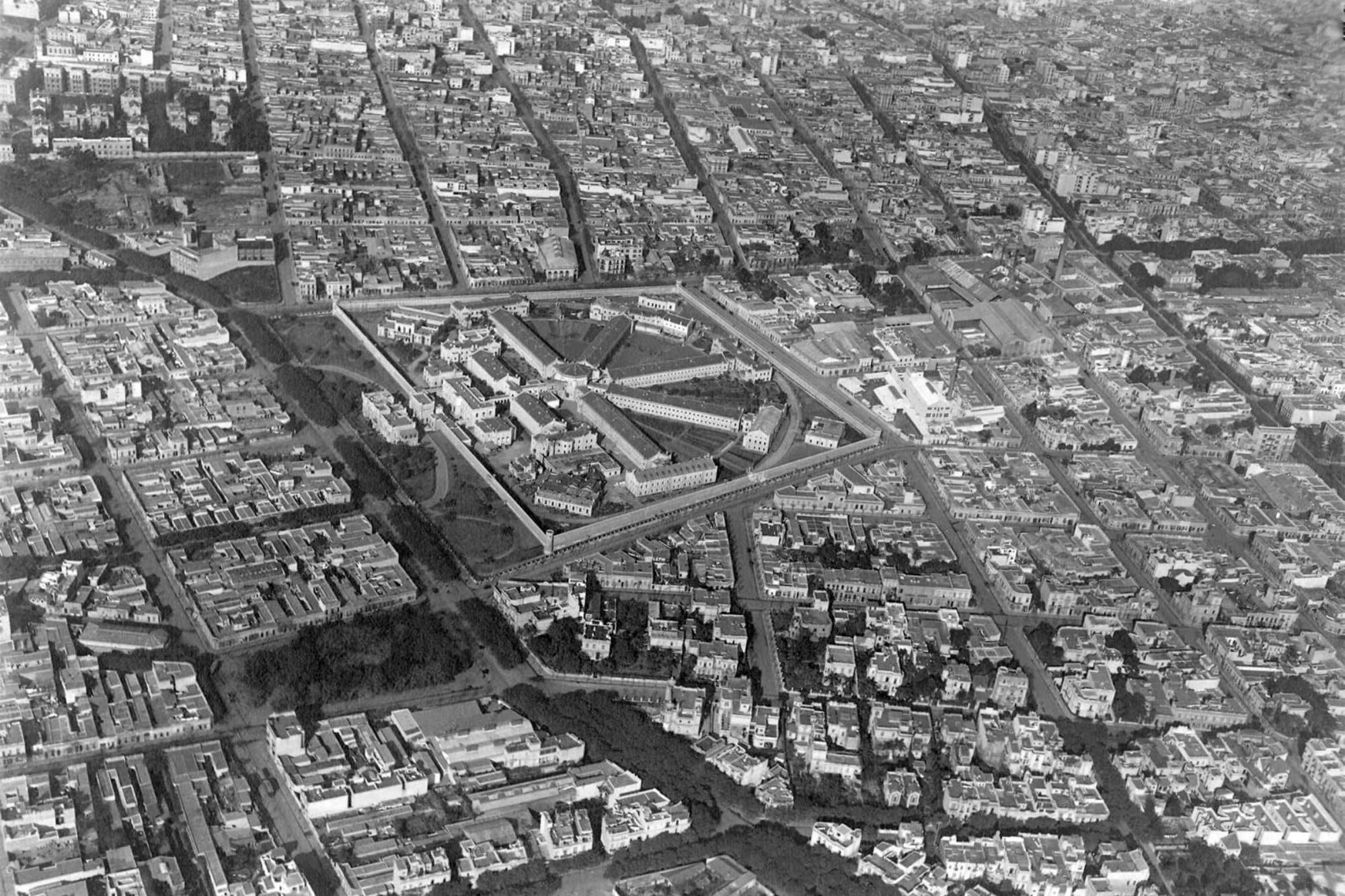 Vista aérea de Palermo en el año 1925 (se ve la antigua penitenciaría), donde se observa un barrio consolidado como tal