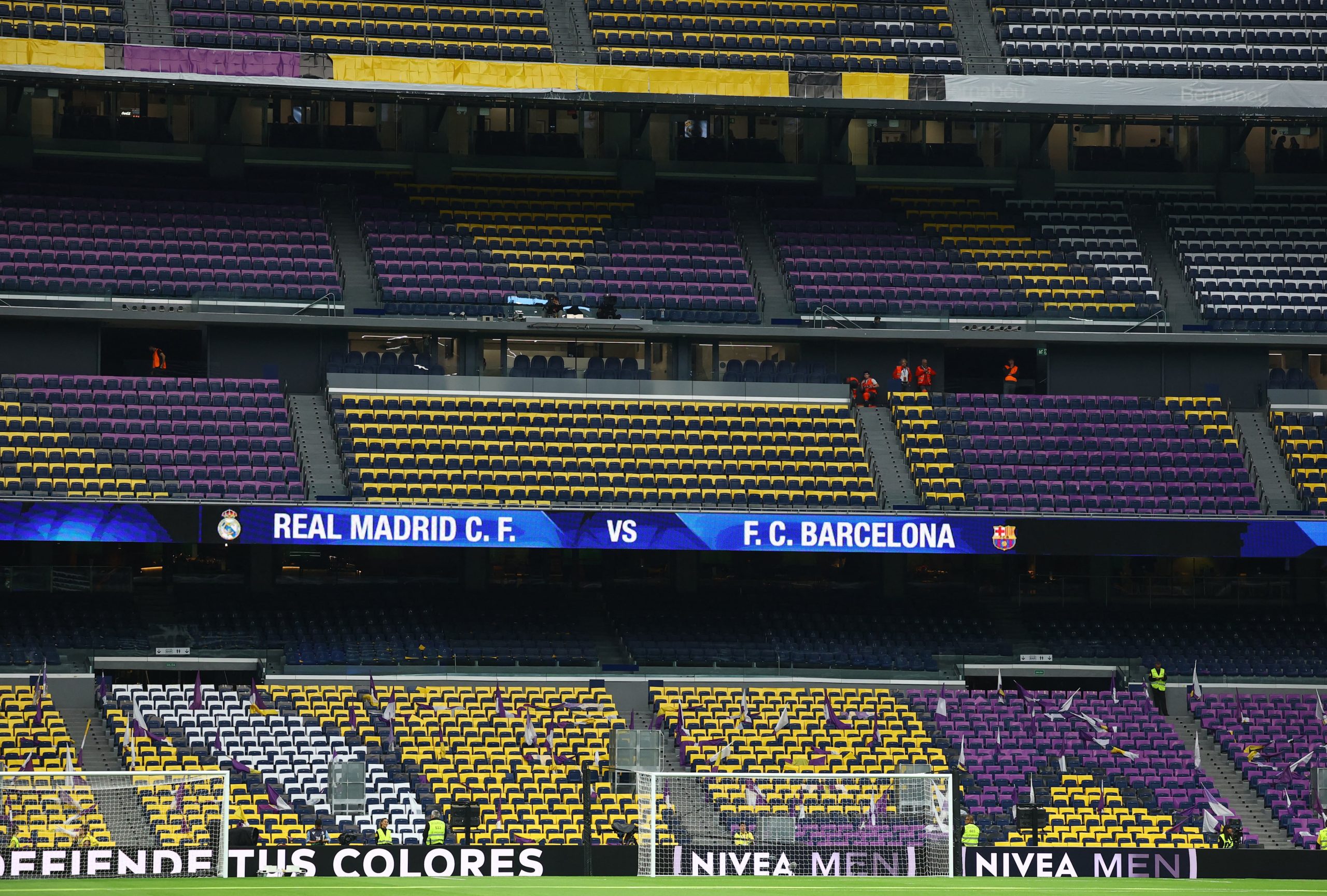 Real Madrid vs Barcelona por la fecha 10 de La Liga de España del 2025.