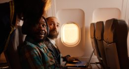 El secreto de las azafatas para un vuelo más cómodo: el truco del reposabrazos que la mayoría desconoce