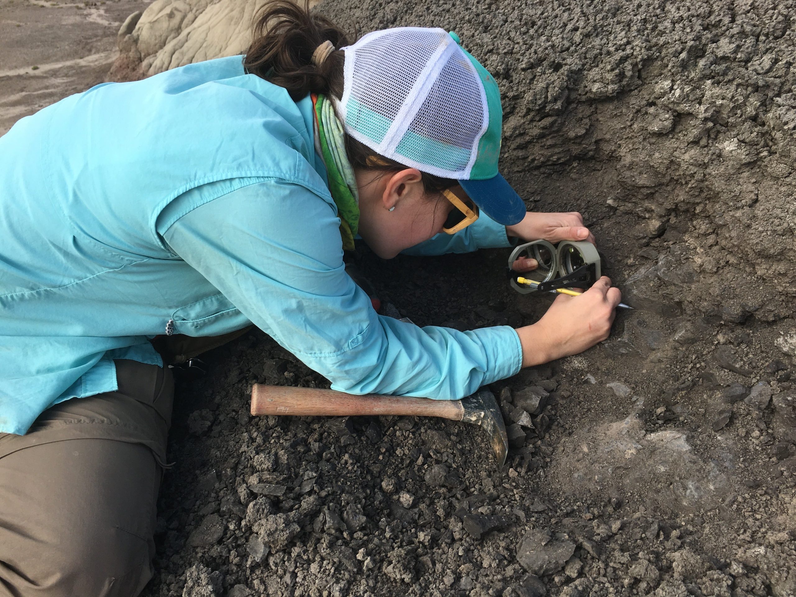 Caitlin Leslie, una de las investigadoras, recolecta muestras paleomagnéticas en la Cuenca de San Juan.