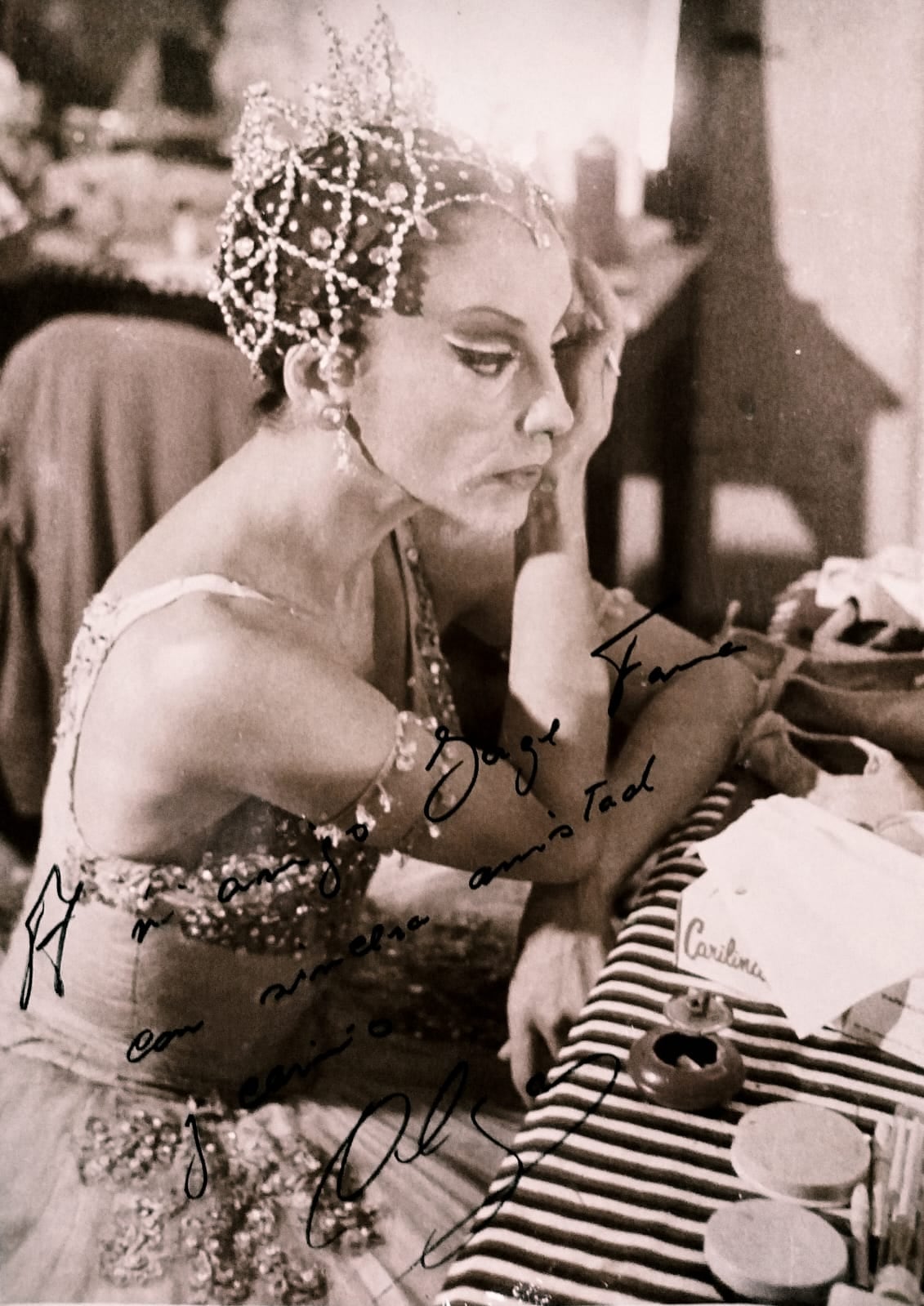 Olga Ferri, referente de la danza argentina, retratada en su camarín, en una foto autografiada