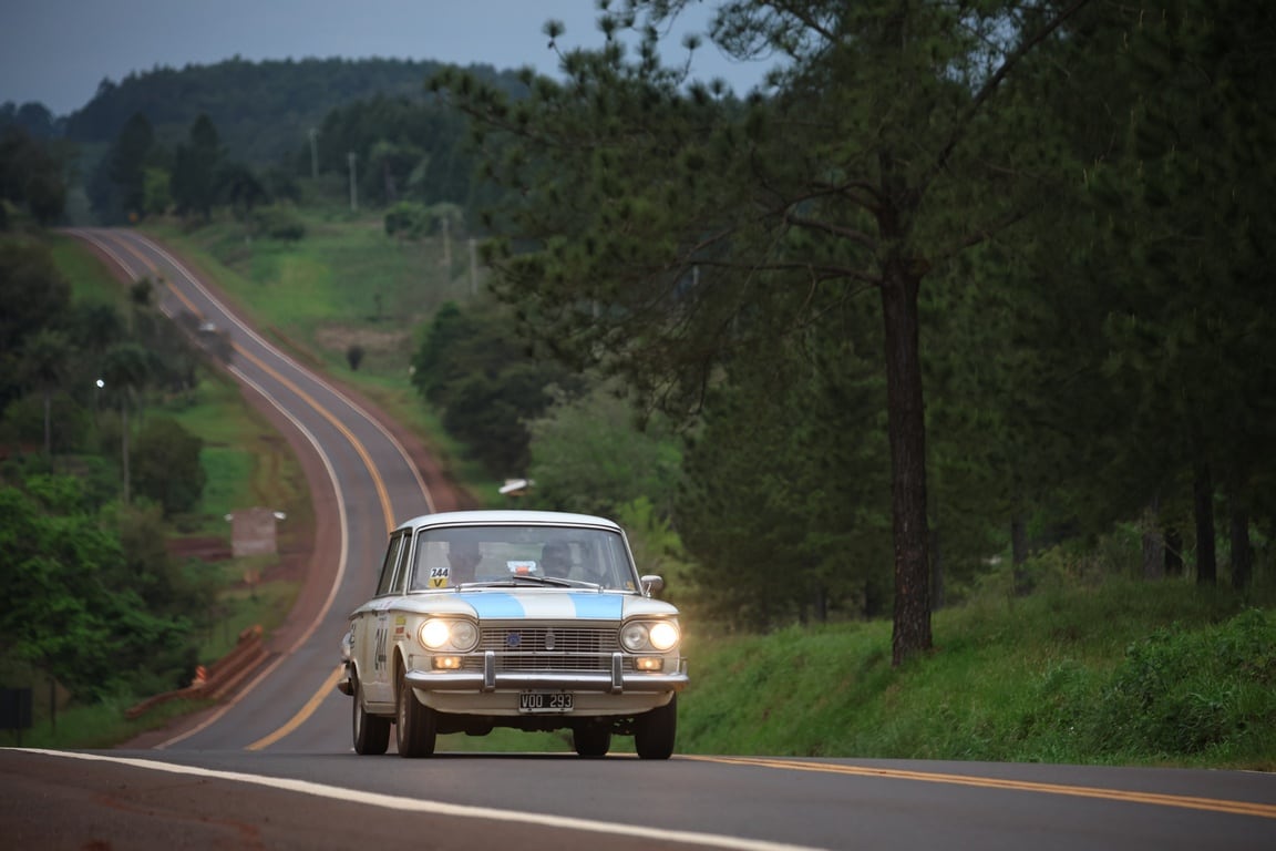 Los hermanos debutantes Diego Eugenio y Eduardo Alfredo (h.) Comba padecieron y gozaron con el FIAT 1500 de 1967 que transita la subida en un tramo de la ruta nacional 12.