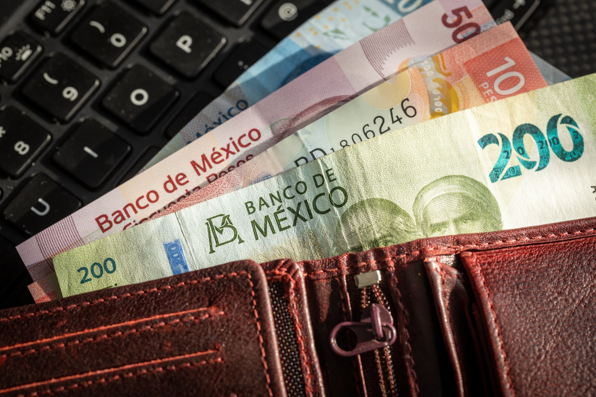En la sesión anterior, del viernes 3 de octubre, el peso avanzó ante el dólar estadounidense
