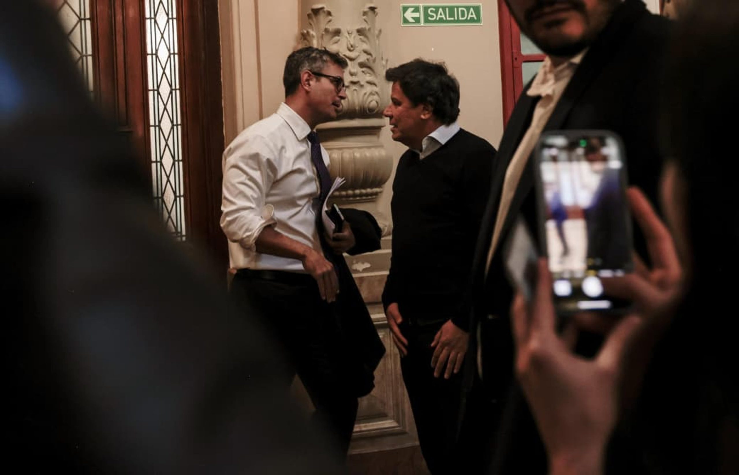 Martín Menem y Facundo Manes en los pasillos del Congreso, previo a la Sesión.