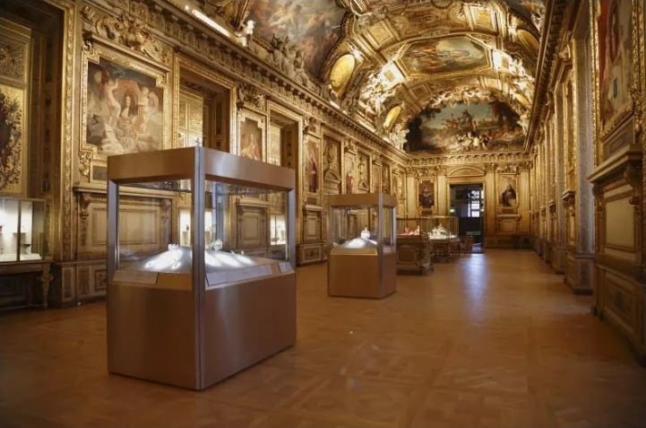 Reabrió el Museo del Louvre tras el robo de las joyas de la corona