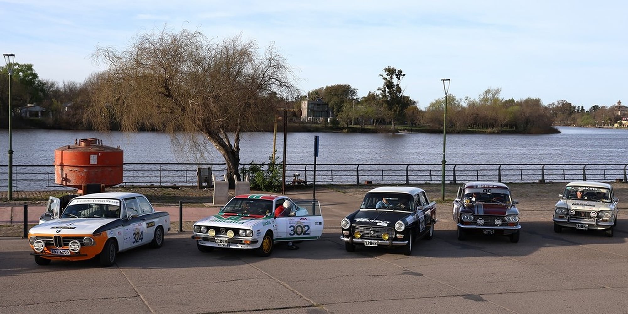 Un BMW 2002 DE 1968, un Lancia Beta 2000 de 1978, un Peugeot 404 y dos FIAT 1500, prolijamente dispuestos a la espera de relanzarse a la ruta.