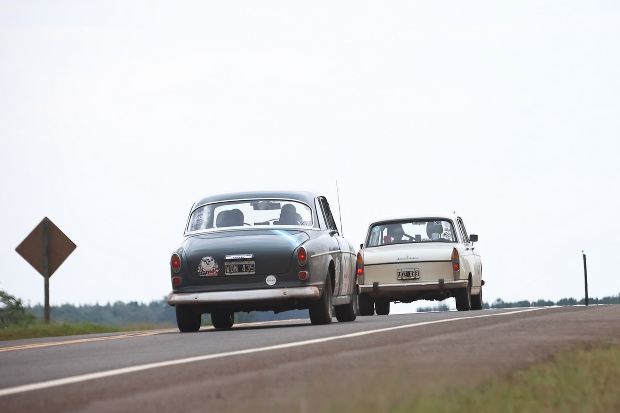 Un imponente Volvo 122 S y un emblemático Peugeot 404 juntos por las rutas argentinas, una imagen que casi solamente el GPAH puede ofrecer.