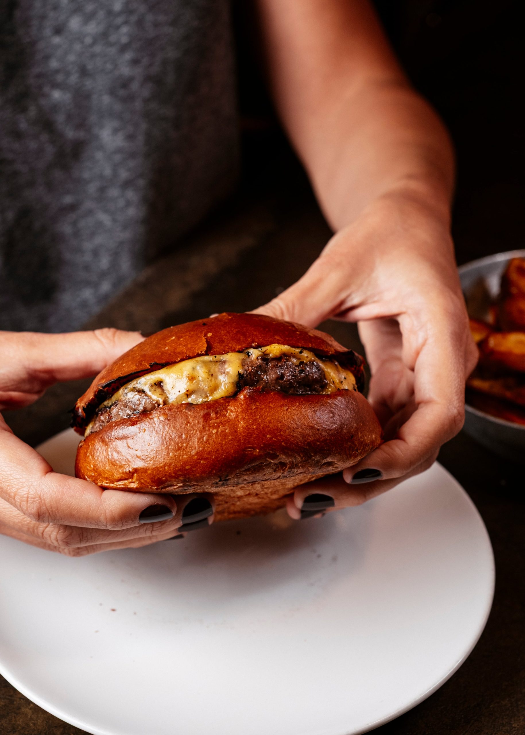 La hamburguesa, elaborada con una mezcla molida de pecho (brisket) y short rib, ganó el premio Melhores do Anno da Gastronomia 2025