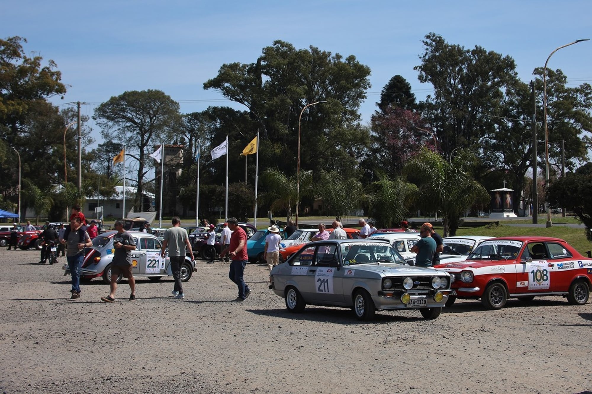 Las paradas en estaciones de servicio de ruta para almorzar, resposar, pasar por los sanitarios y reorganizarse duran una hora, y hay una por día de competencia.