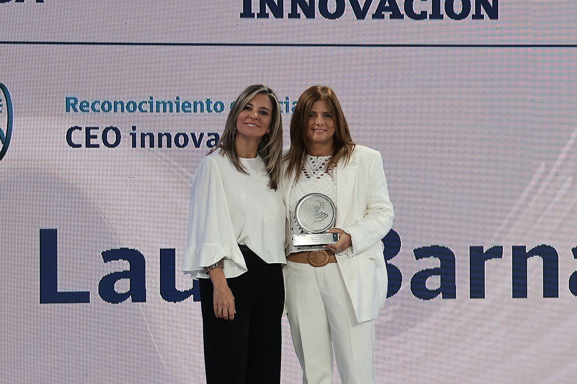 Carla Quiroga y Laura Barnator, de Unilever, la CEO premiada