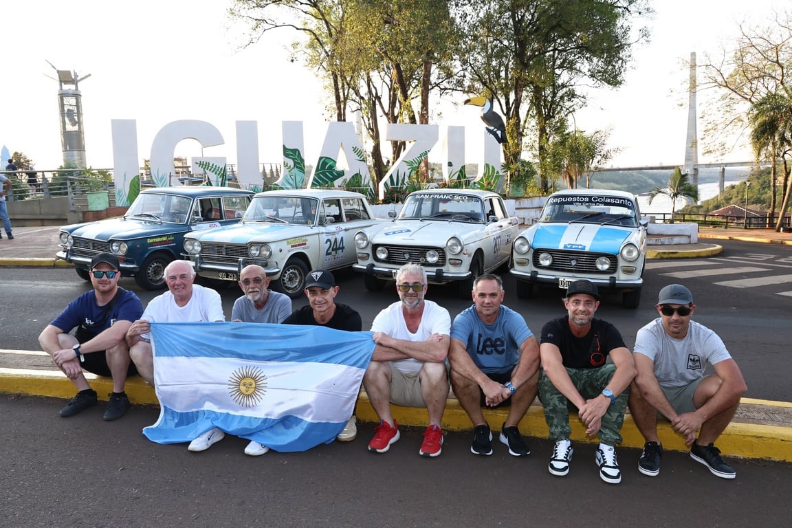 Y aquí, en la triple frontera de Argentina con Paraguay y Brasil en Puerto Iguazú, los ocho participantes de la famila más numerosa en el XXII GPAH: Franco, Oscar Amadeo, Eduardo Alfredo, Eduardo Alfredo (h.), Marcos Sergio, José Nicolás, César Augusto y Diego Eugenio Comba, con sus FIAT 1500 de los años sesentas y sus Peugeot 404 de los setentas.