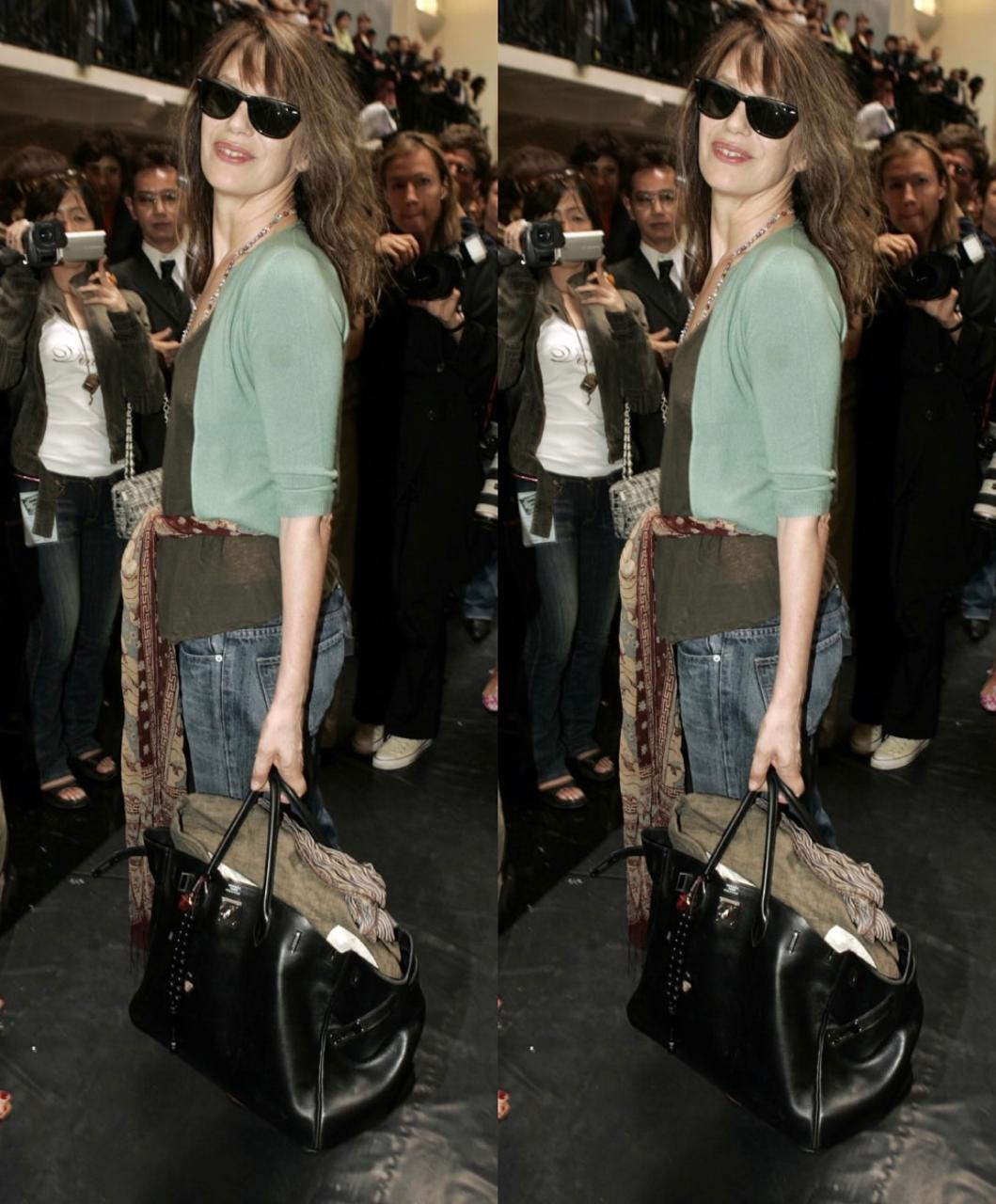 Jane Birkin luciendo el bolso que sale a remate en diciembre. (Foto: @sothebys)