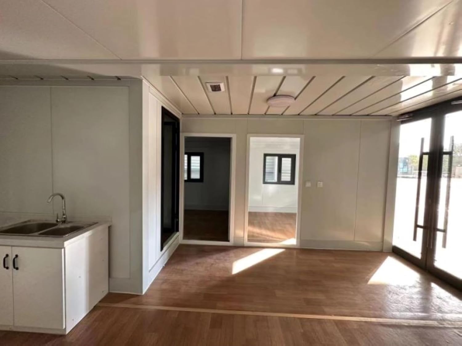 La sala de estar y la cocina son de diseño abierto (Amazon/SEQ)
